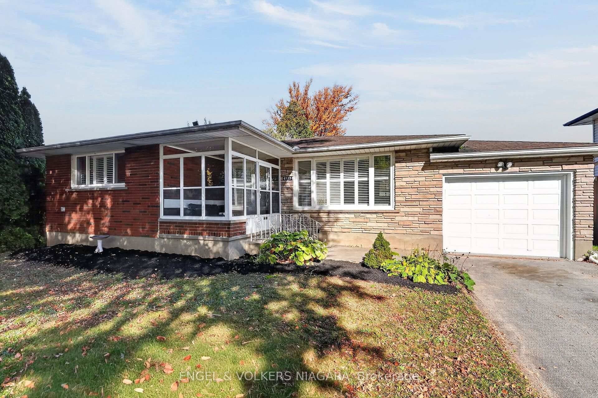 Photo 2 of 6773 Crawford Street, Niagara Falls, Morrison — HOMEH