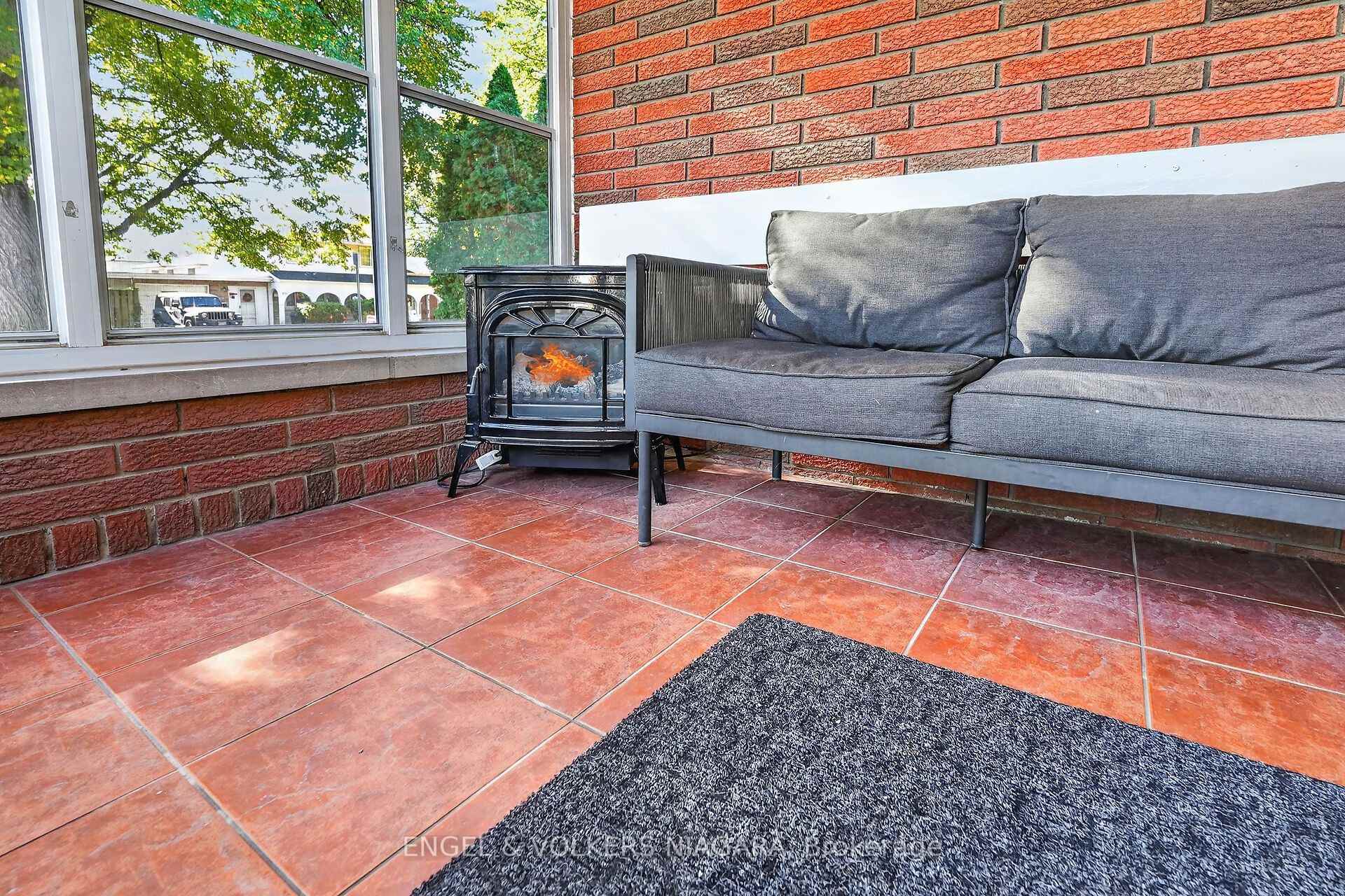 Photo 3 of 6773 Crawford Street, Niagara Falls, Morrison — HOMEH