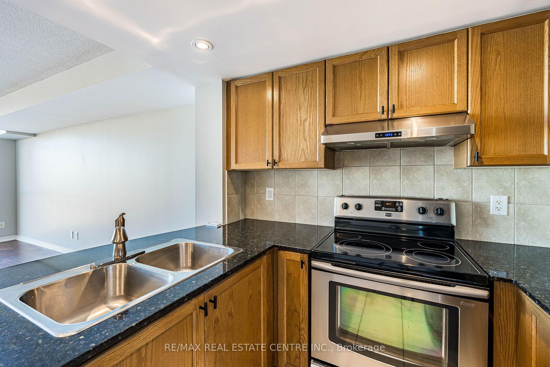 Photo 14 of Unit 901, 9 George Street N, Brampton, Downtown Brampton — HOMEH