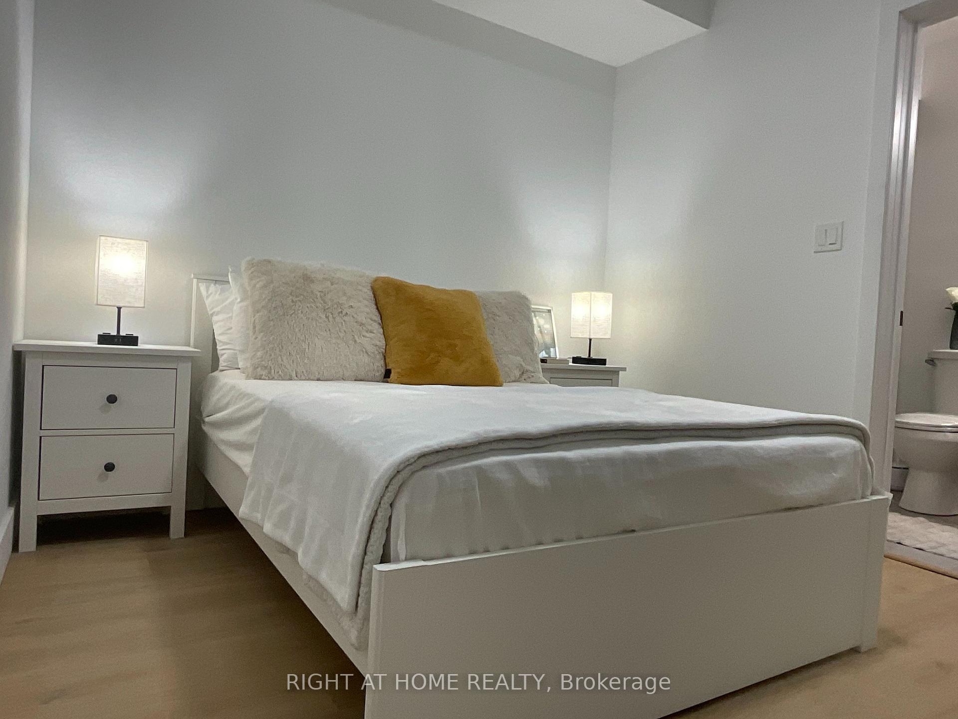 Photo 3 of 674 Manning Avenue, Toronto, The Annex — HOMEH