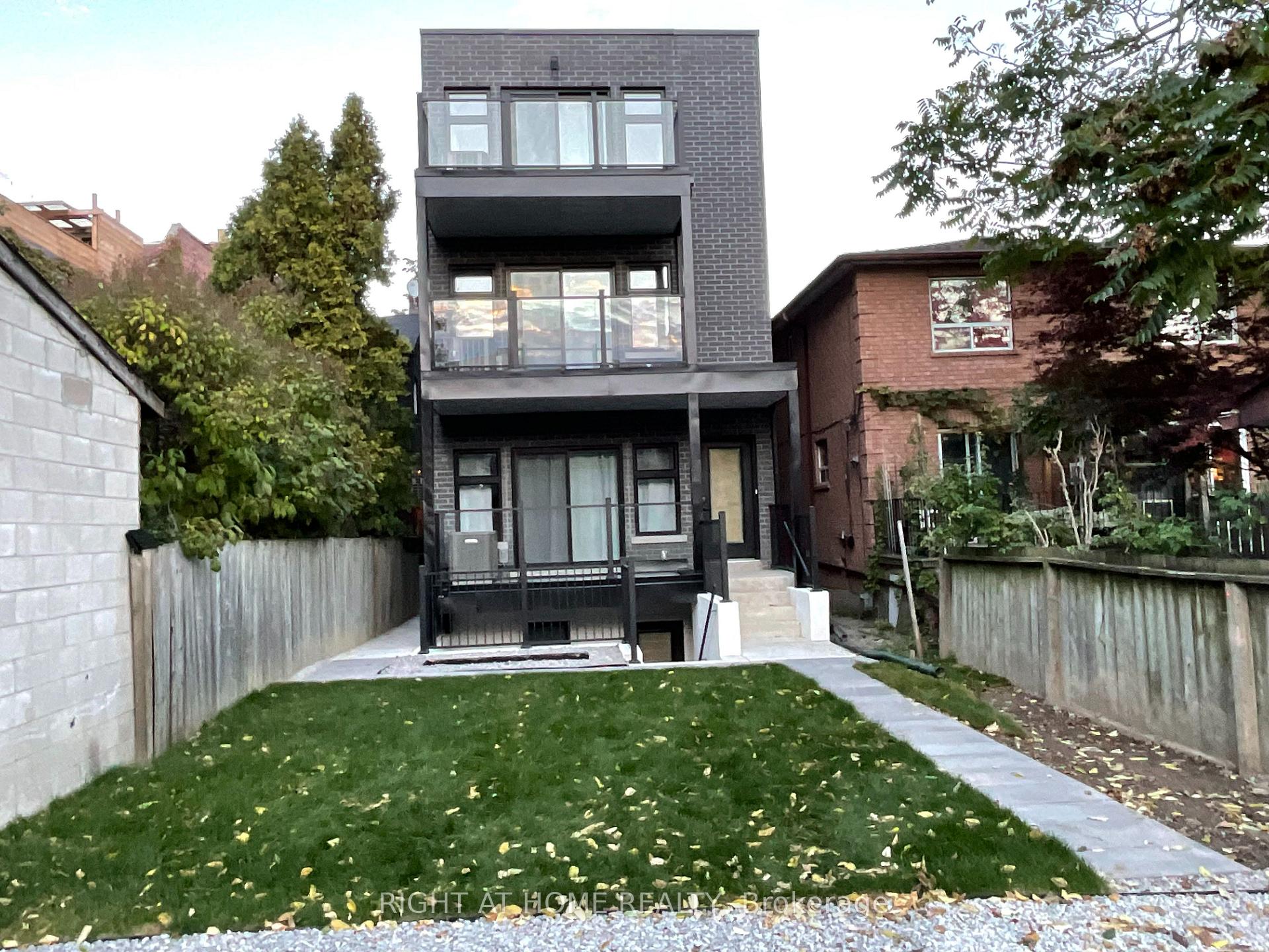 Photo 21 of 674 Manning Avenue, Toronto, The Annex — HOMEH