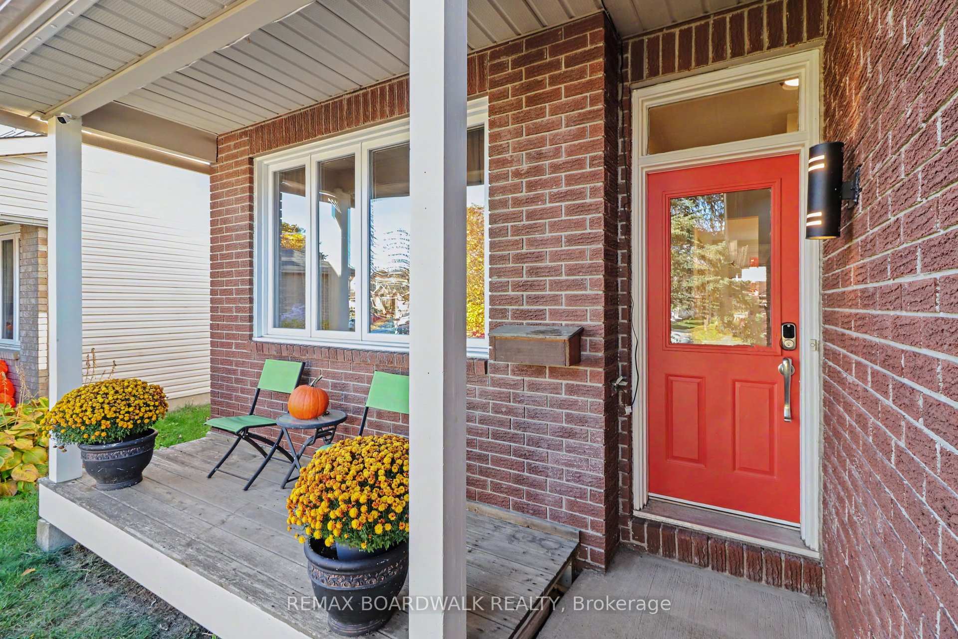 Photo 5 of 869 Clearcrest Crescent, Ottawa, Fallingbrook/Ridgemount — HOMEH