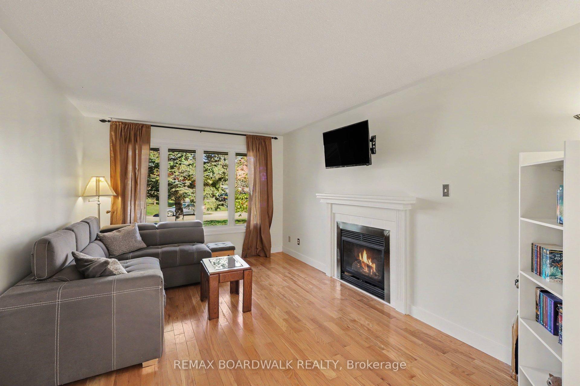Photo 6 of 869 Clearcrest Crescent, Ottawa, Fallingbrook/Ridgemount — HOMEH