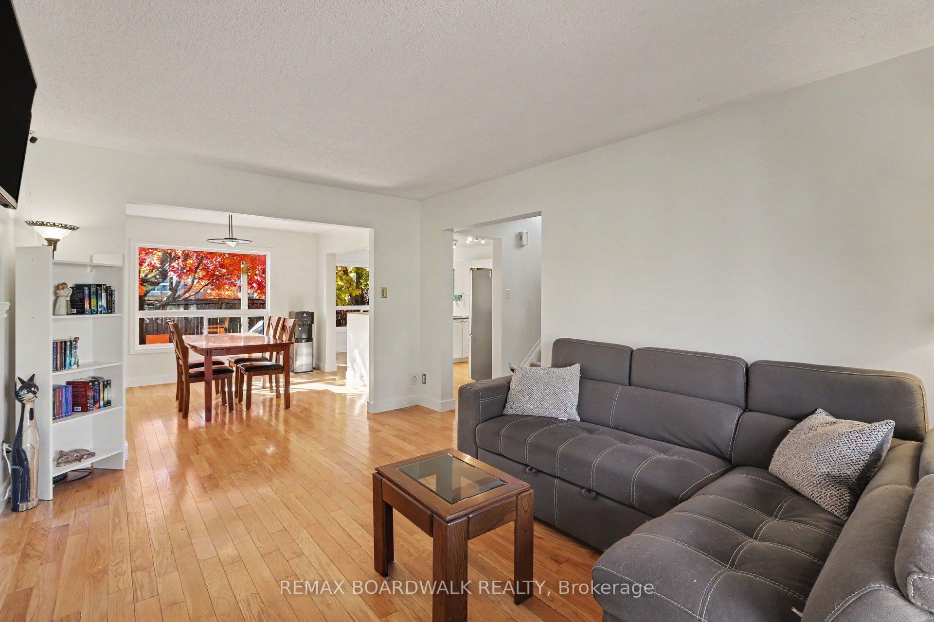 Photo 7 of 869 Clearcrest Crescent, Ottawa, Fallingbrook/Ridgemount — HOMEH