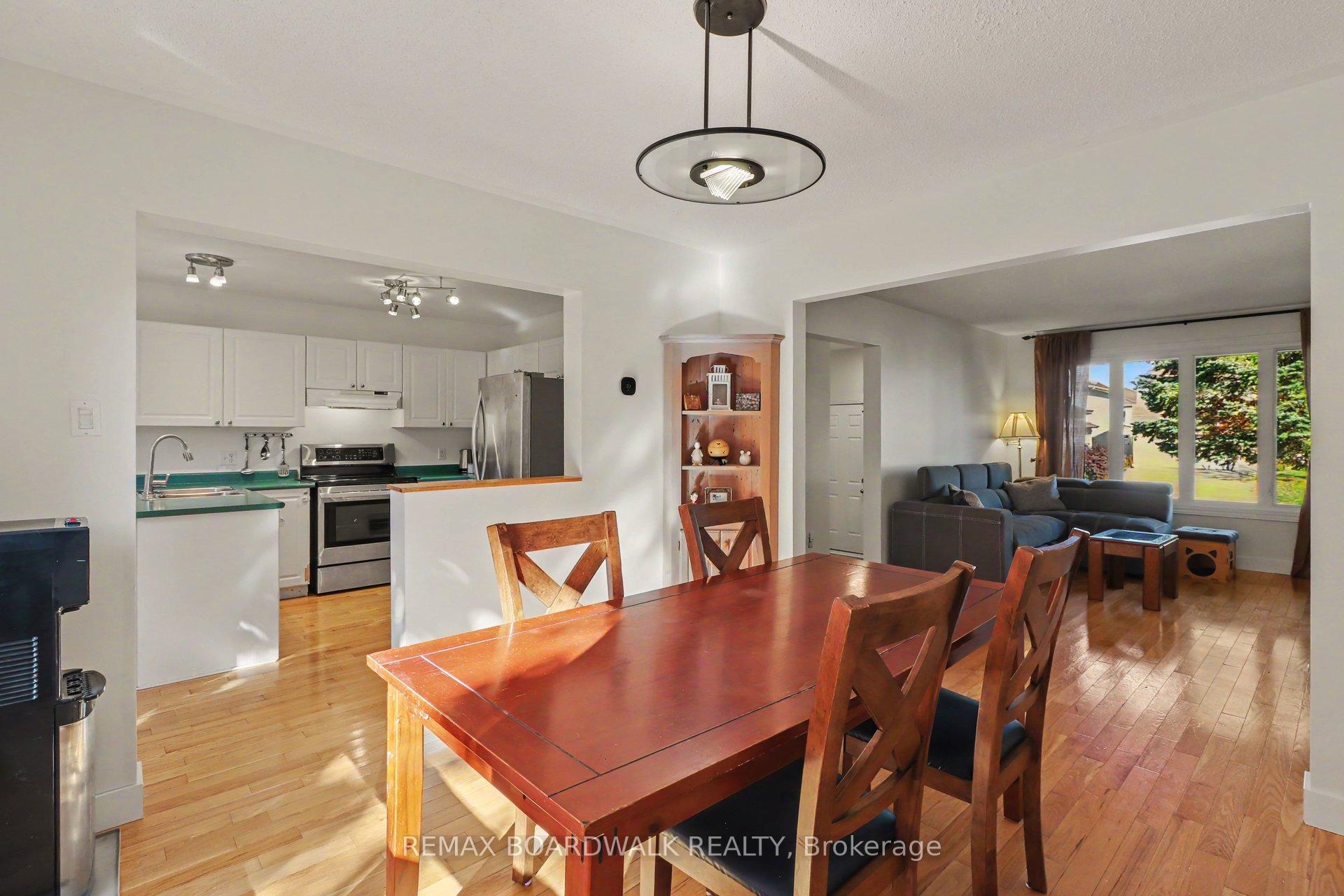 Photo 10 of 869 Clearcrest Crescent, Ottawa, Fallingbrook/Ridgemount — HOMEH