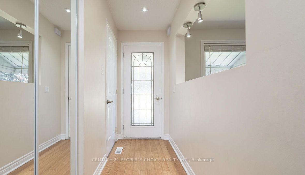 Photo 4 of Unit Main, 21 Rawling Crescent, Brampton, Heart Lake East — HOMEH