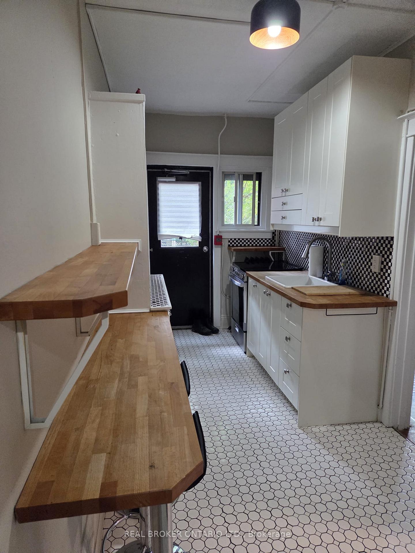 Photo 2 of Unit 4, 479 Aberdeen Avenue, Hamilton, Kirkendall — HOMEH