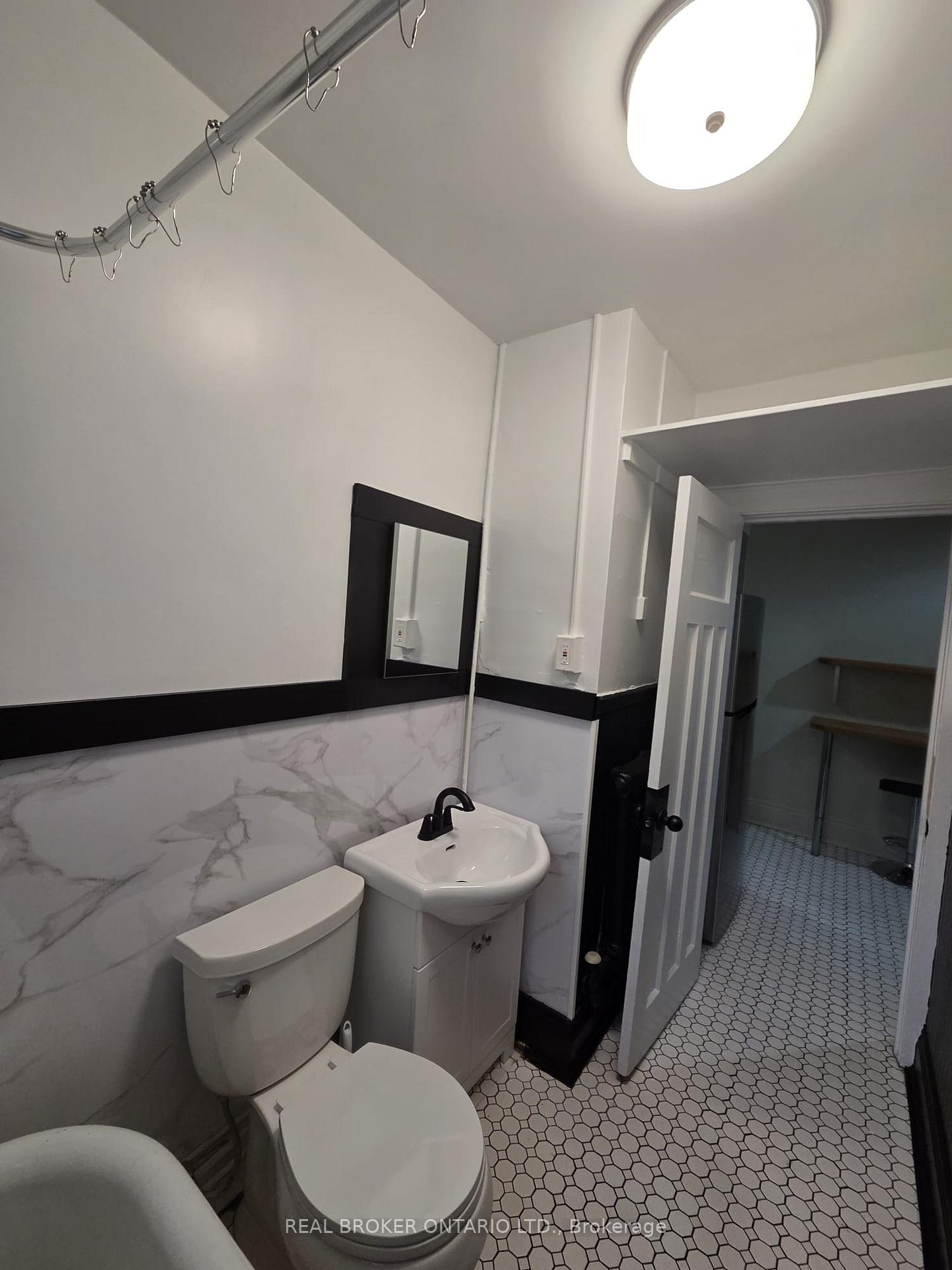 Photo 6 of Unit 4, 479 Aberdeen Avenue, Hamilton, Kirkendall — HOMEH
