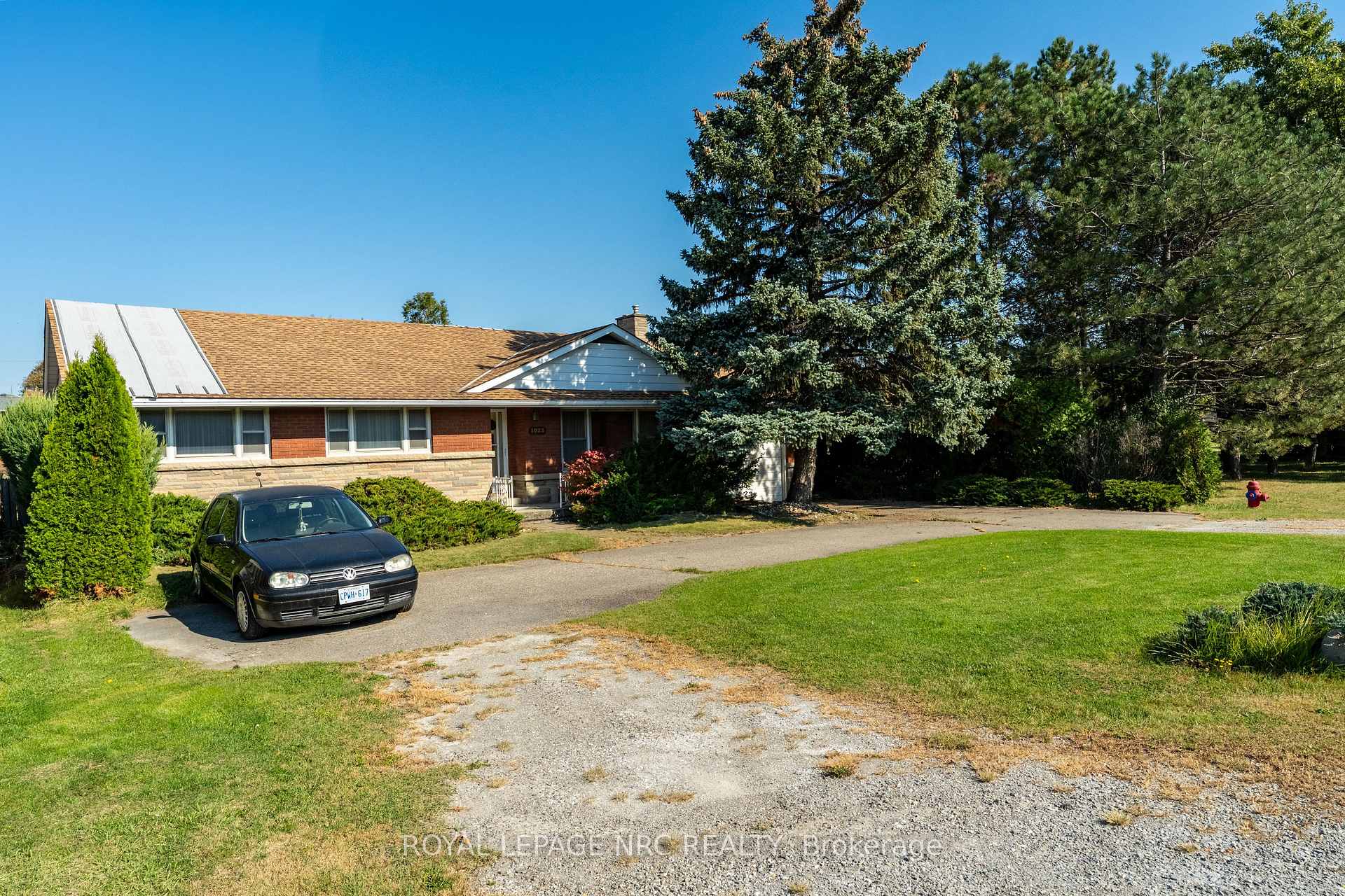 Photo 2 of 1023 North Service Road, Hamilton, Lakeshore — HOMEH