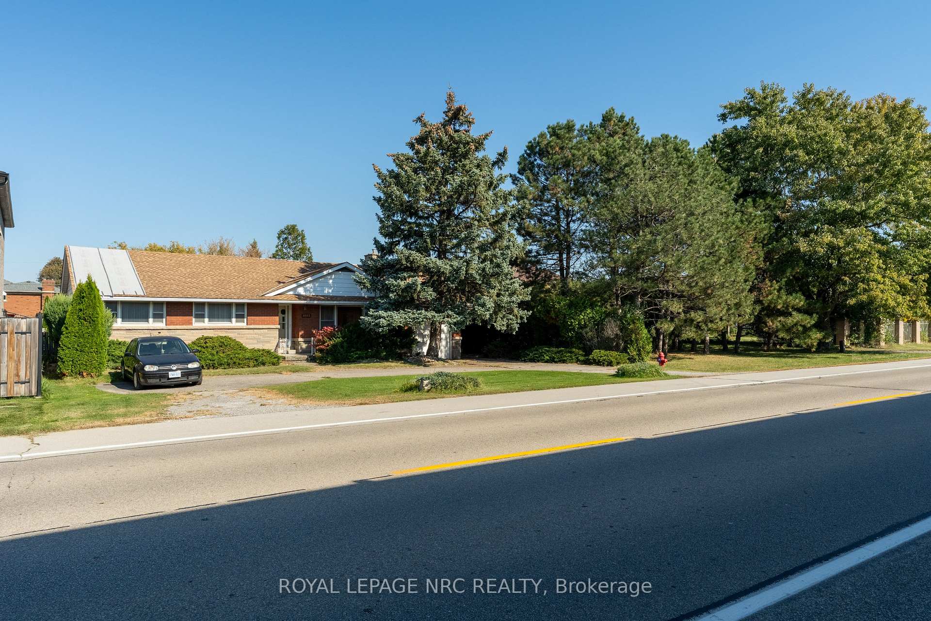 Photo 3 of 1023 North Service Road, Hamilton, Lakeshore — HOMEH
