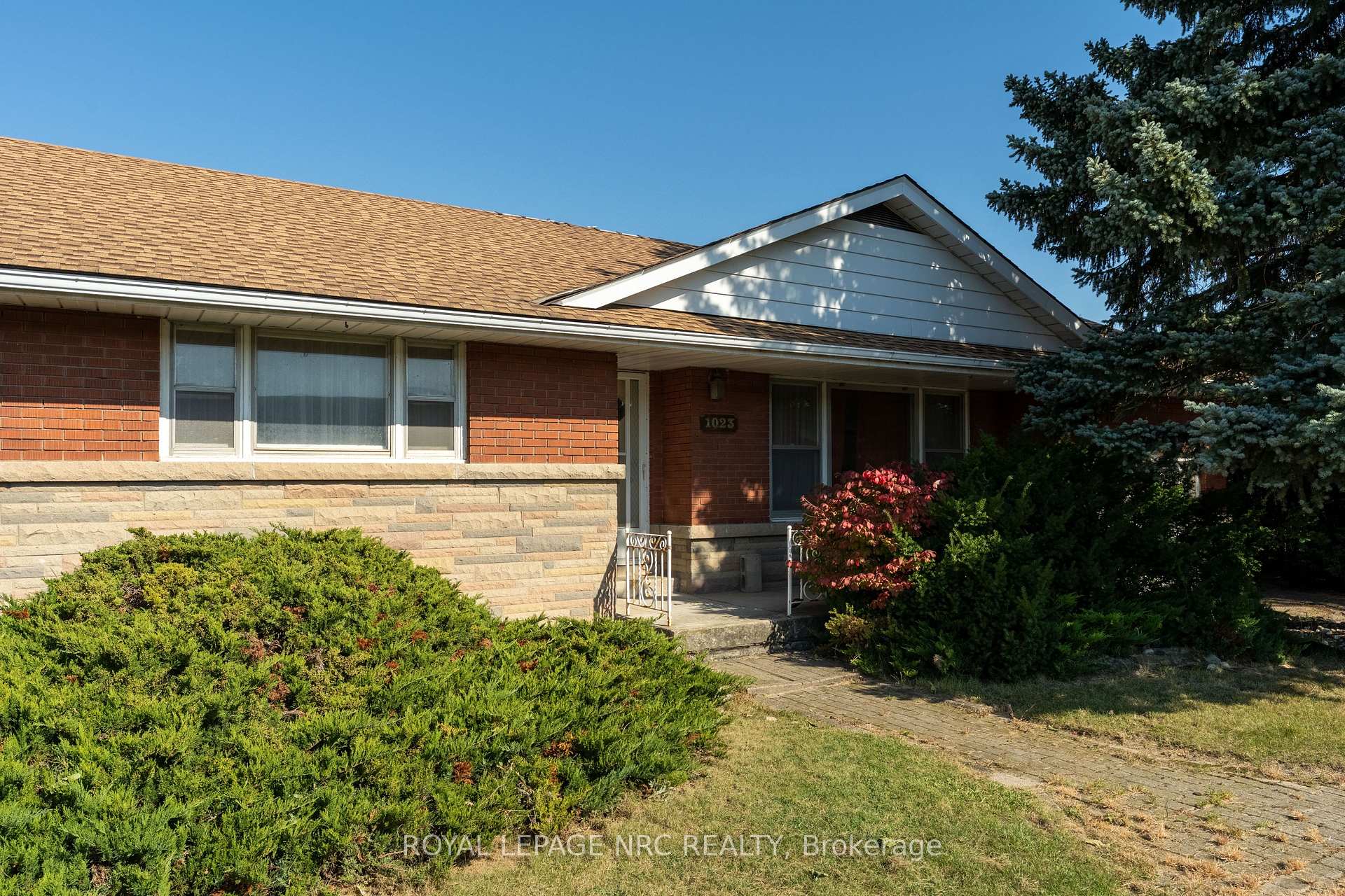 Photo 7 of 1023 North Service Road, Hamilton, Lakeshore — HOMEH