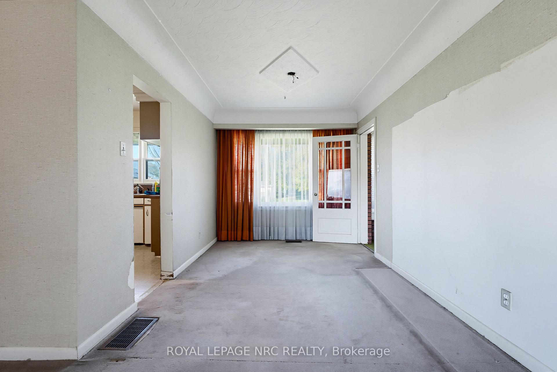 Photo 13 of 1023 North Service Road, Hamilton, Lakeshore — HOMEH