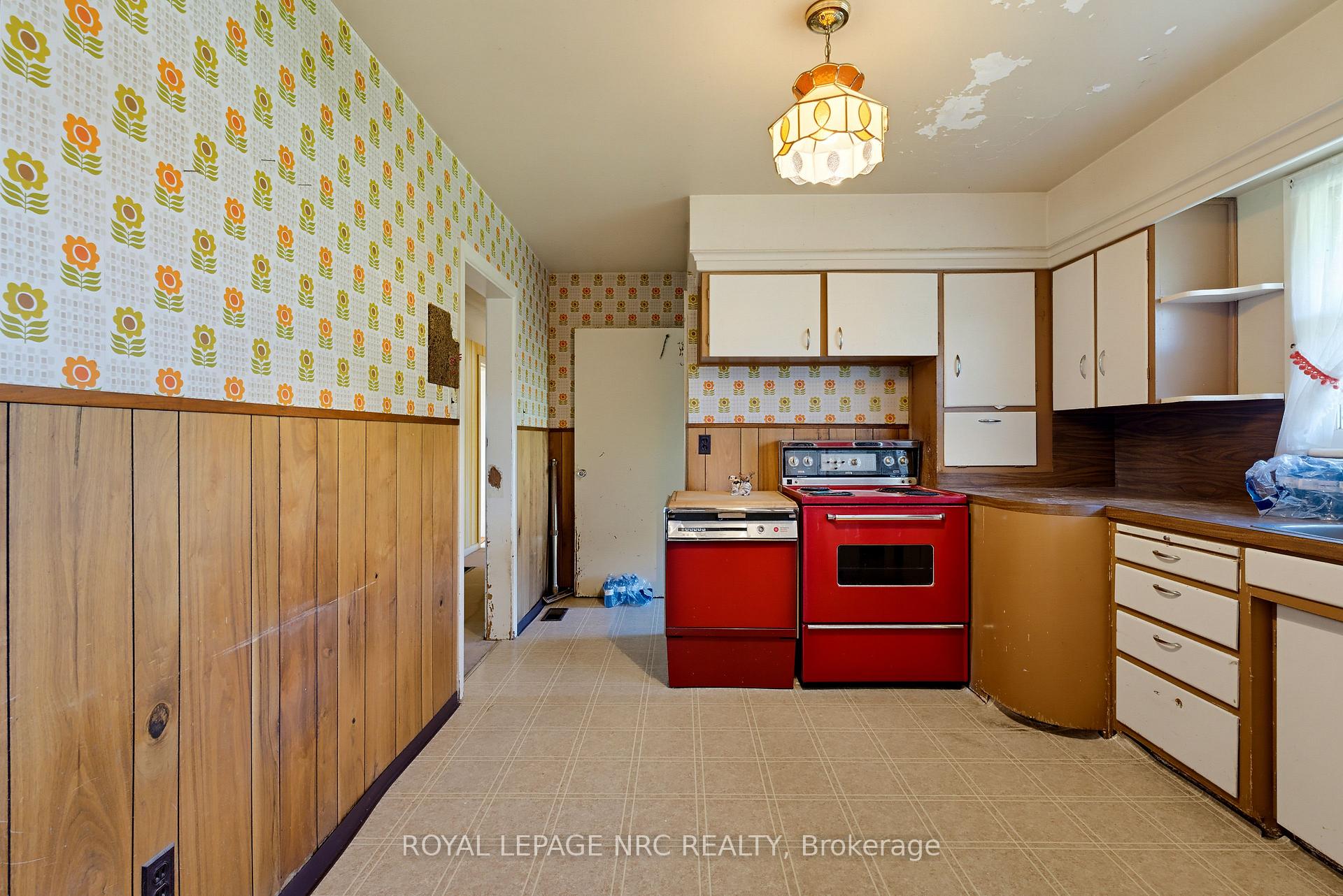 Photo 15 of 1023 North Service Road, Hamilton, Lakeshore — HOMEH