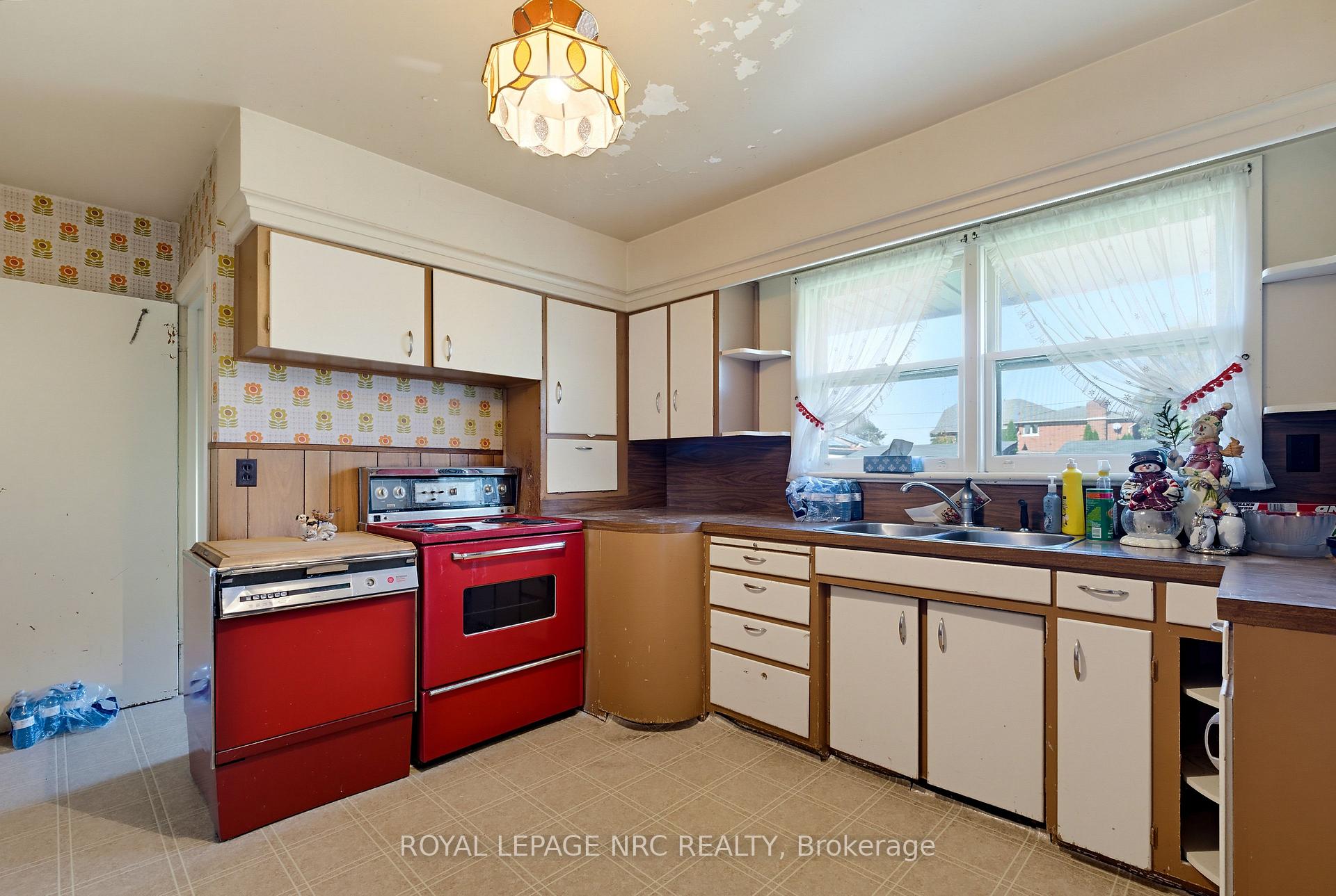 Photo 16 of 1023 North Service Road, Hamilton, Lakeshore — HOMEH