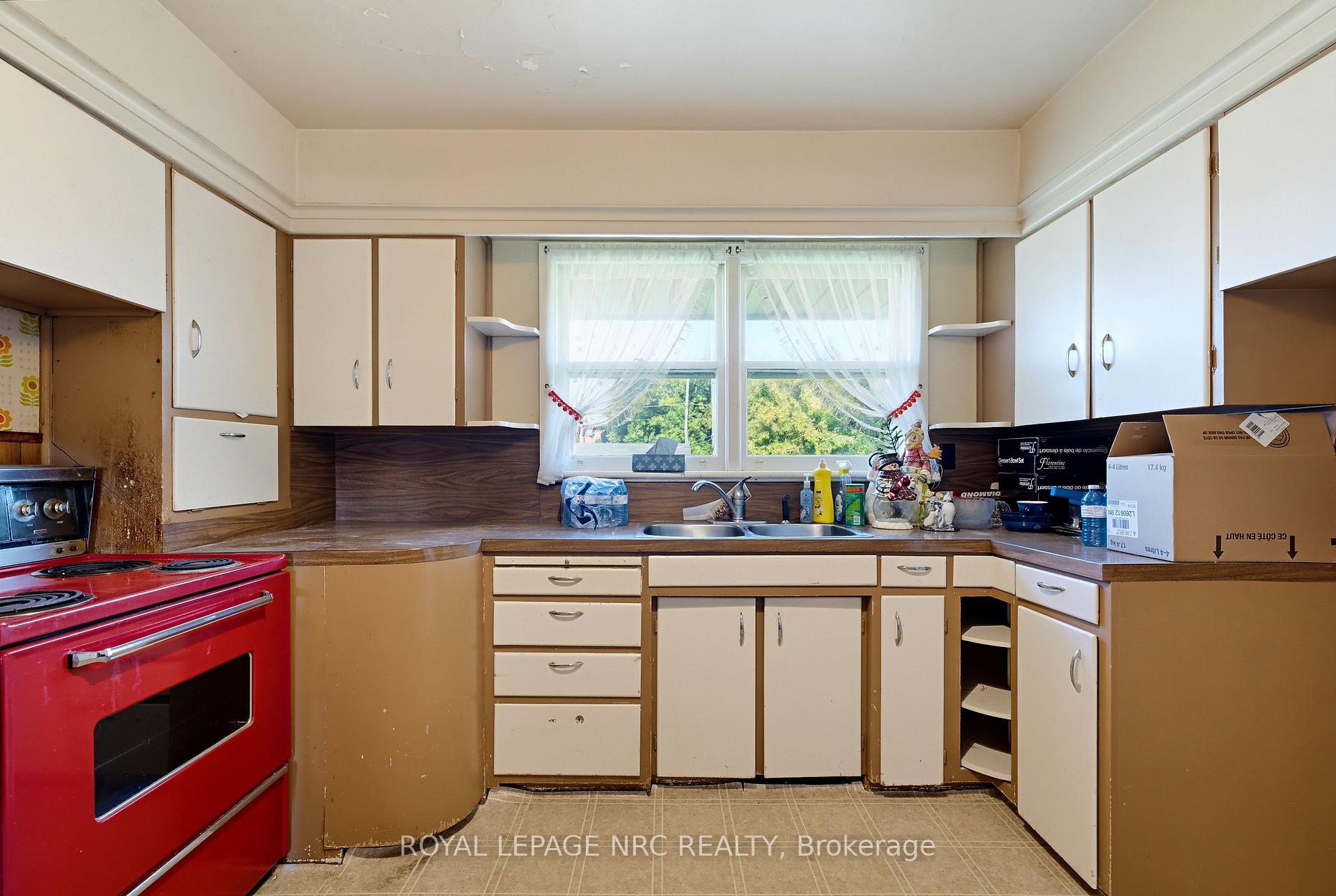 Photo 17 of 1023 North Service Road, Hamilton, Lakeshore — HOMEH