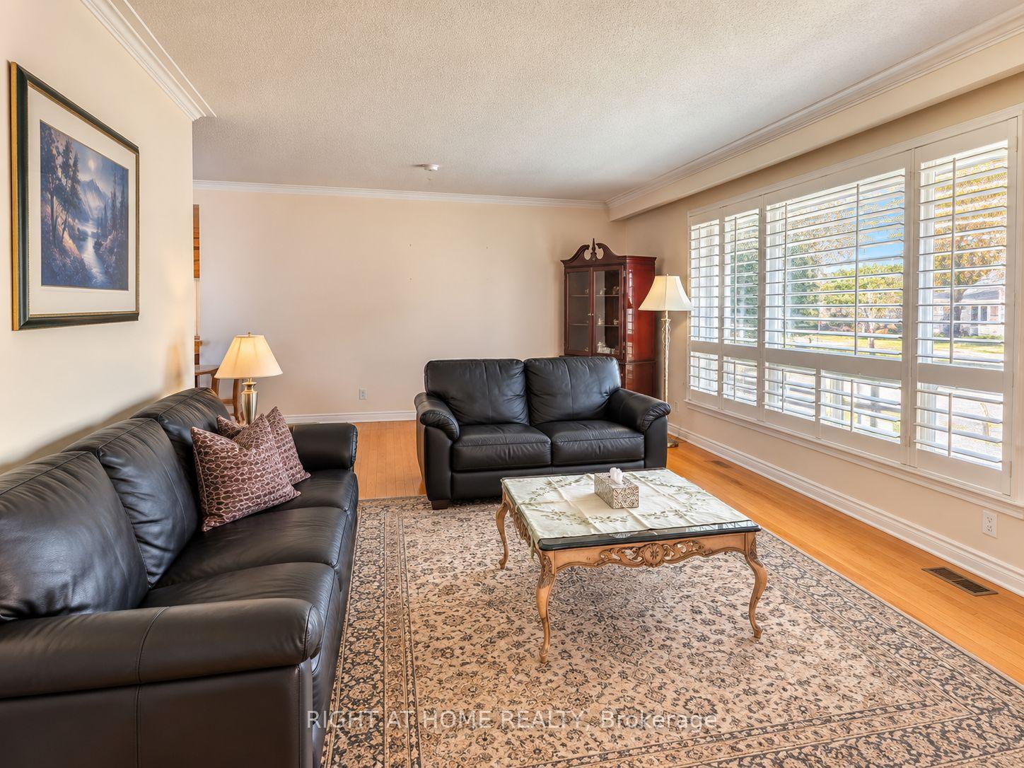 Photo 2 of 5 Renault Crescent, Etobicoke, Humber Heights — HOMEH