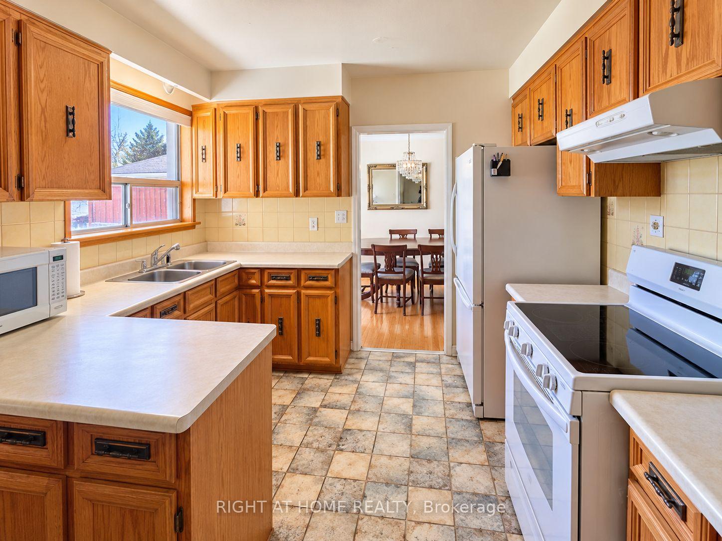 Photo 4 of 5 Renault Crescent, Etobicoke, Humber Heights — HOMEH