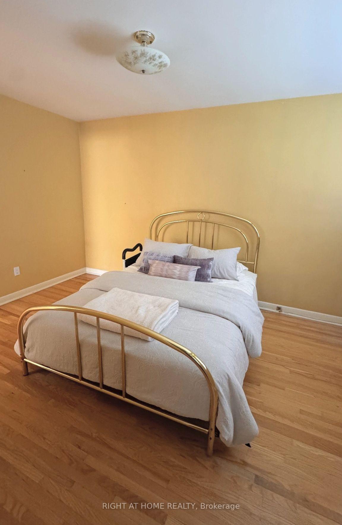 Photo 5 of 5 Renault Crescent, Etobicoke, Humber Heights — HOMEH