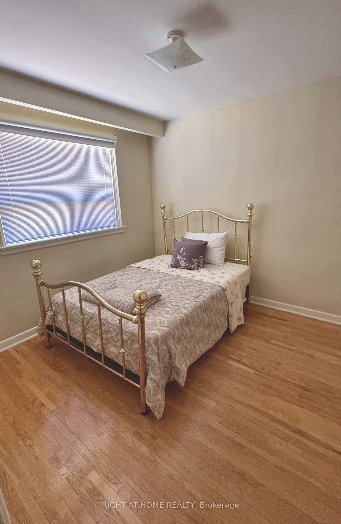 Photo 6 of 5 Renault Crescent, Etobicoke, Humber Heights — HOMEH