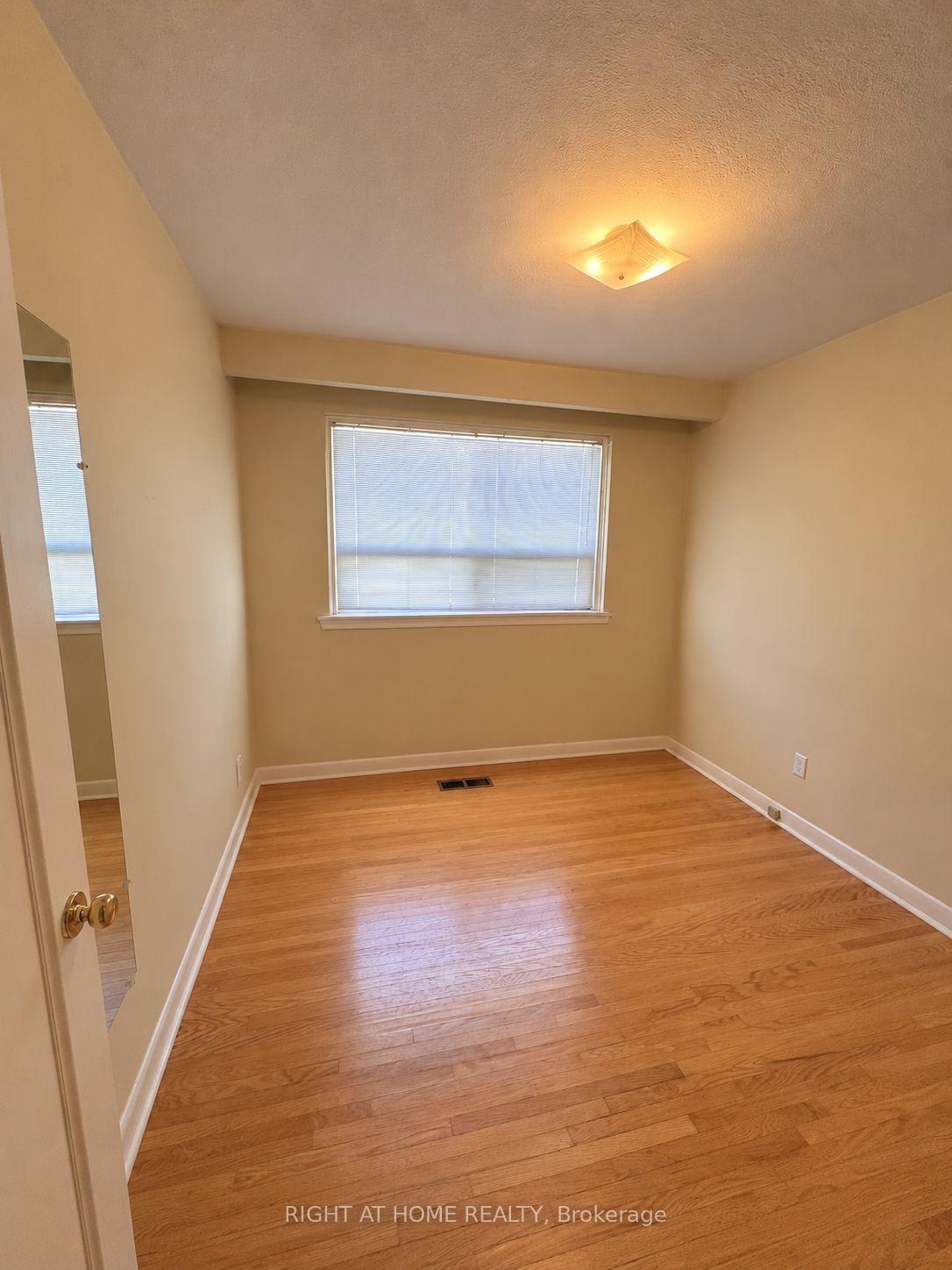 Photo 7 of 5 Renault Crescent, Etobicoke, Humber Heights — HOMEH