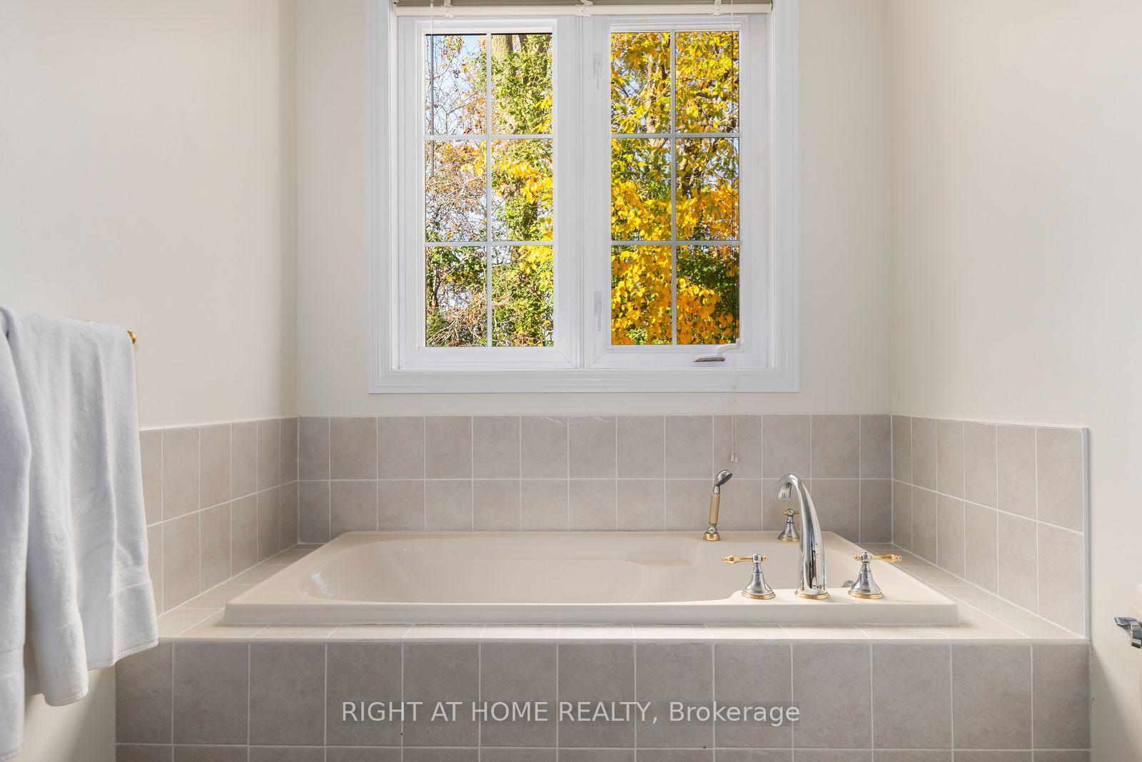 Photo 22 of 21 Crescent Moon Lane, Kawartha Lakes, Mariposa — HOMEH
