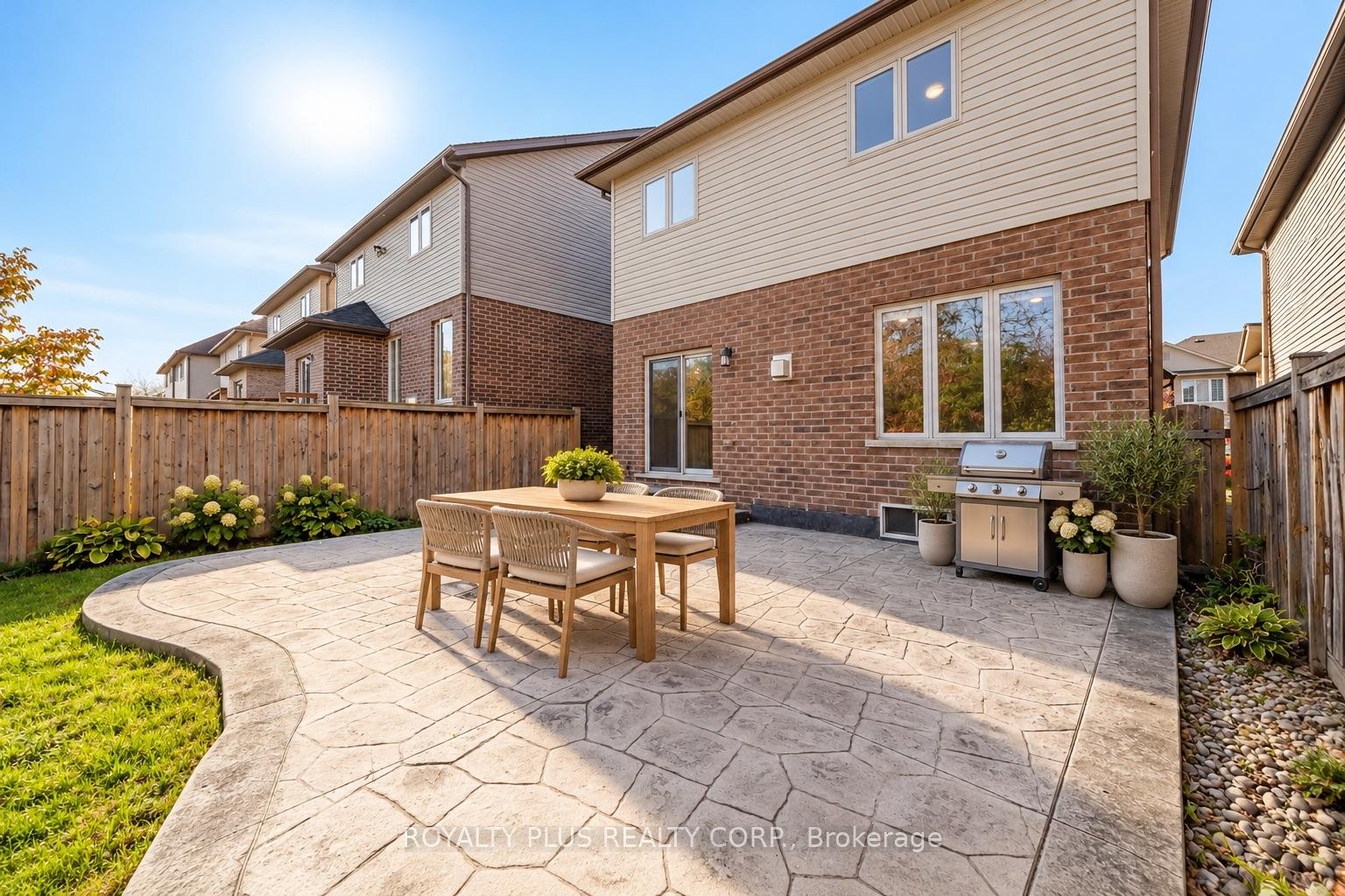 Photo 13 of 116 Echovalley Drive, Hamilton, Stoney Creek Mountain — HOMEH