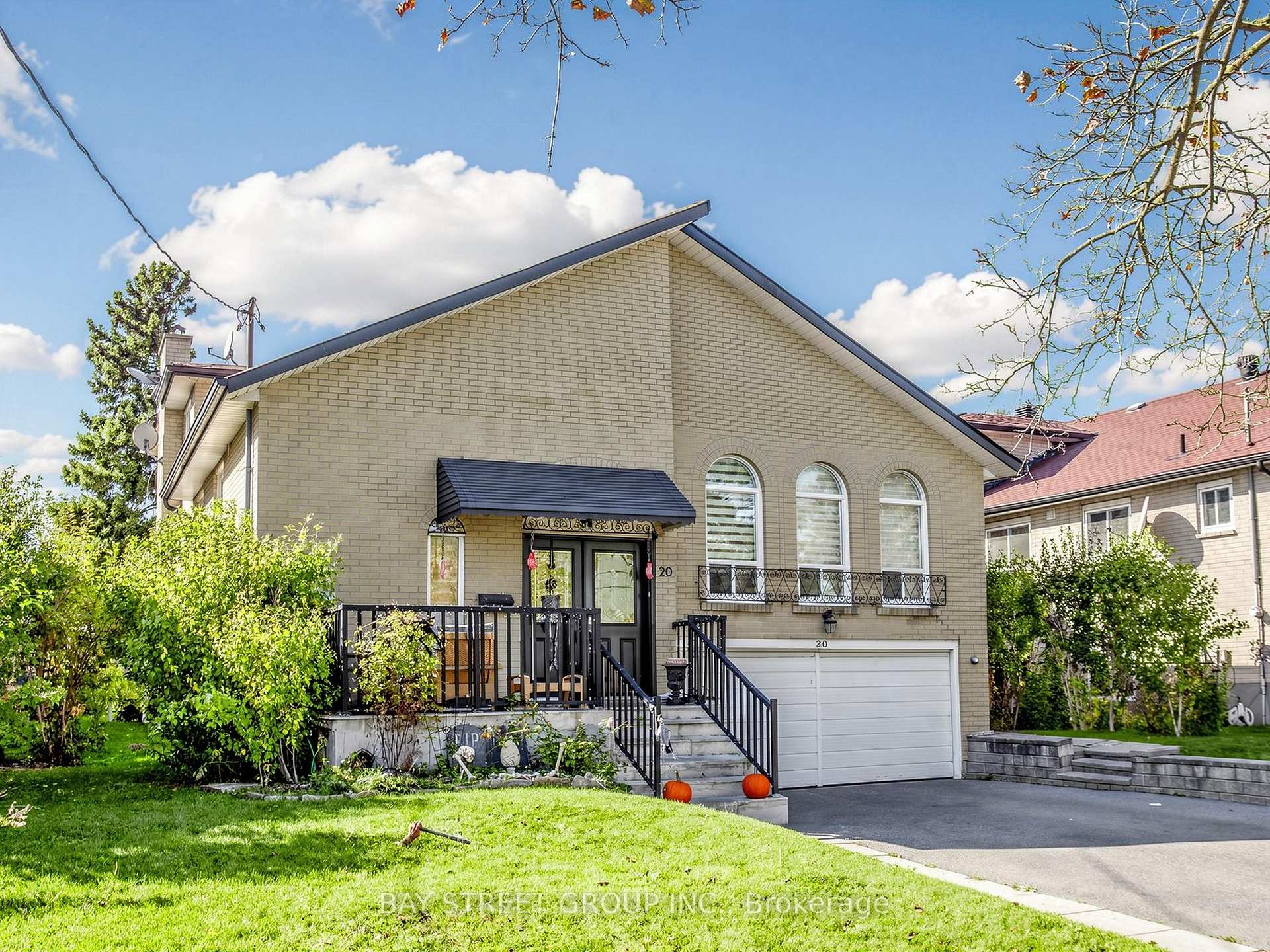 Photo 2 of 20 Edmonton Road, North York, Pleasant View — HOMEH