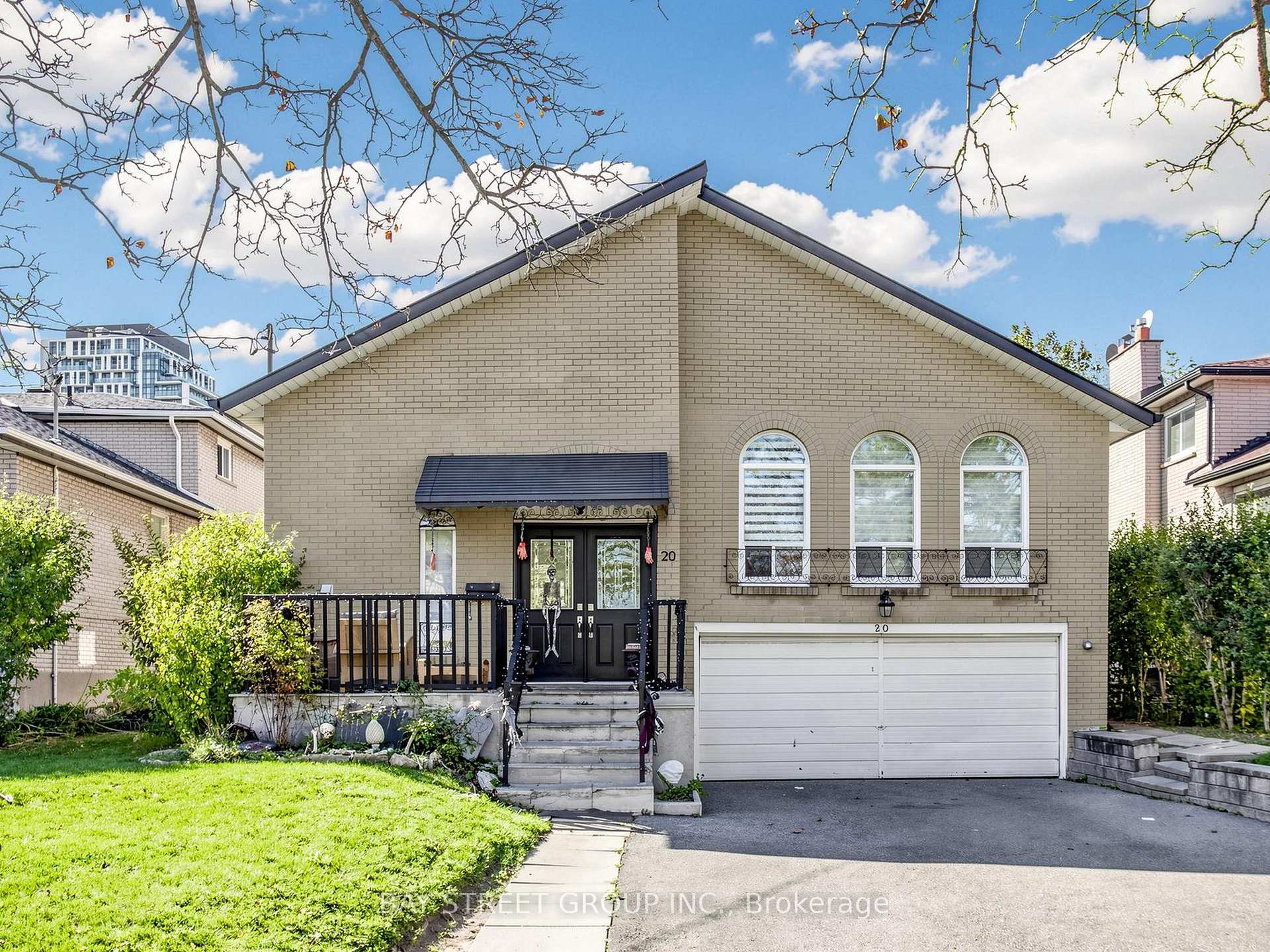 Photo 4 of 20 Edmonton Road, North York, Pleasant View — HOMEH