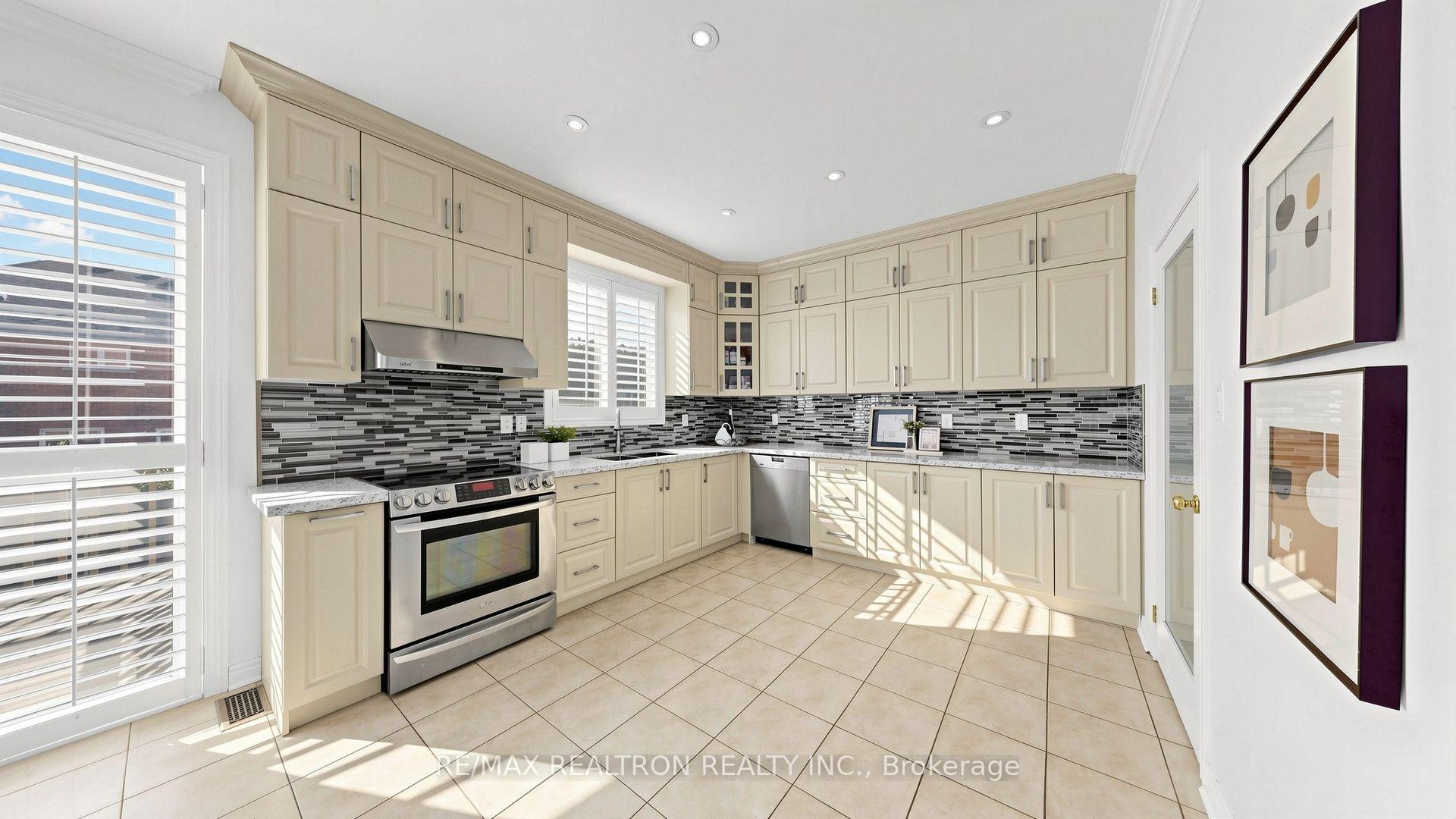 Photo 31 of 15 Edward Roberts Drive, Markham, Victoria Square — HOMEH