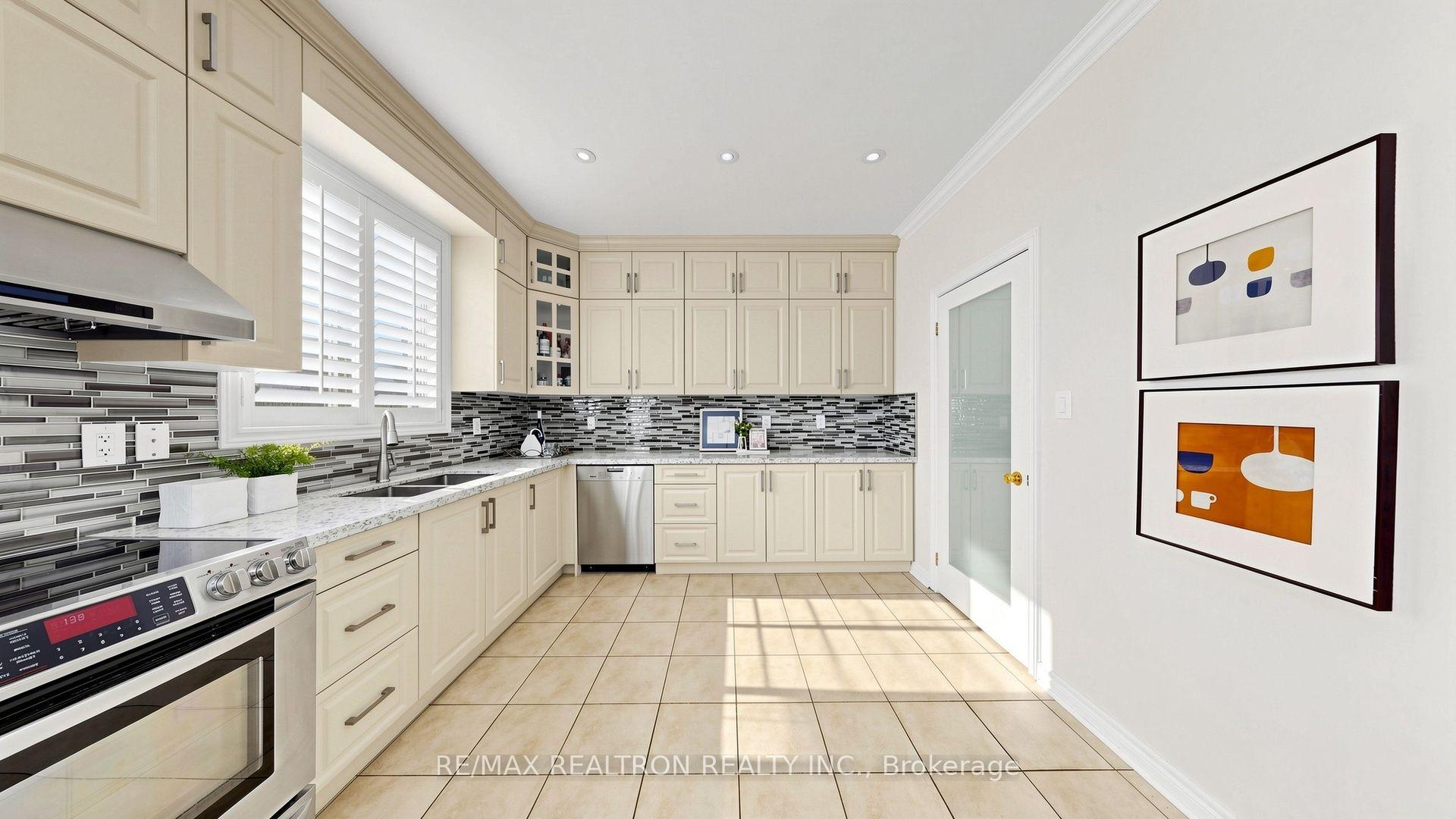 Photo 35 of 15 Edward Roberts Drive, Markham, Victoria Square — HOMEH