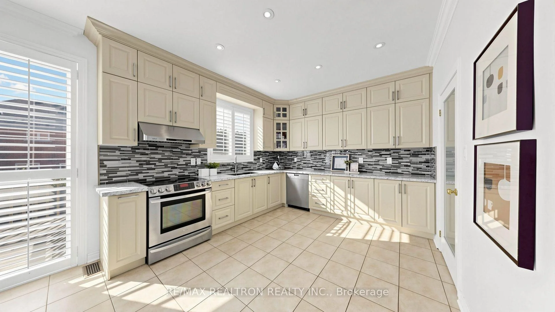 Photo 24 of 15 Edward Roberts Drive, Markham, Victoria Square — HOMEH