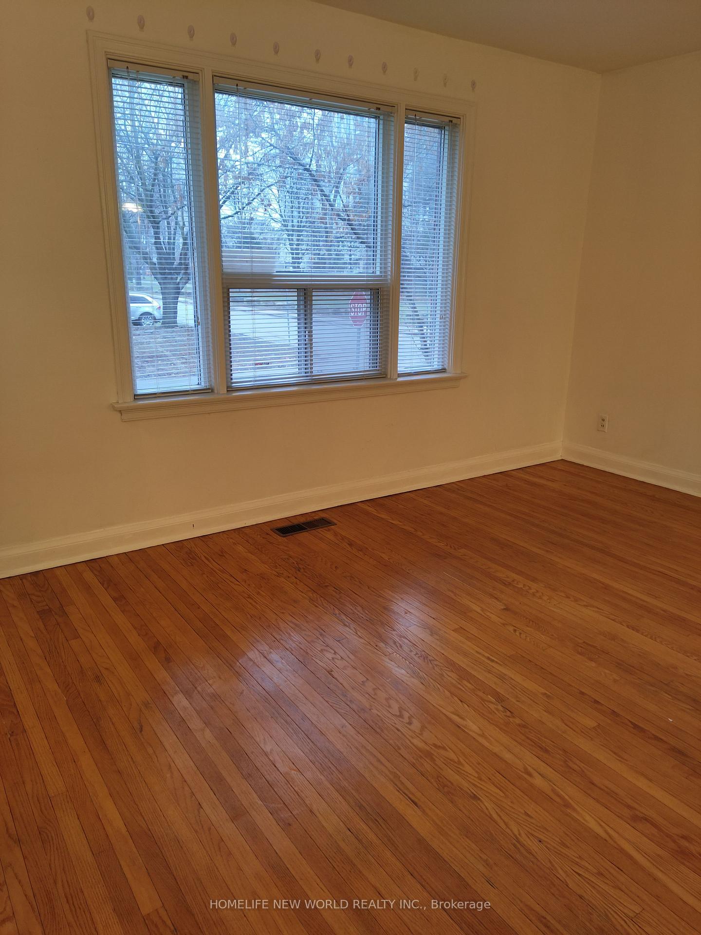 Photo 2 of Unit Gr, 2nd, 17 Bonnington Place, North York, Willowdale East — HOMEH