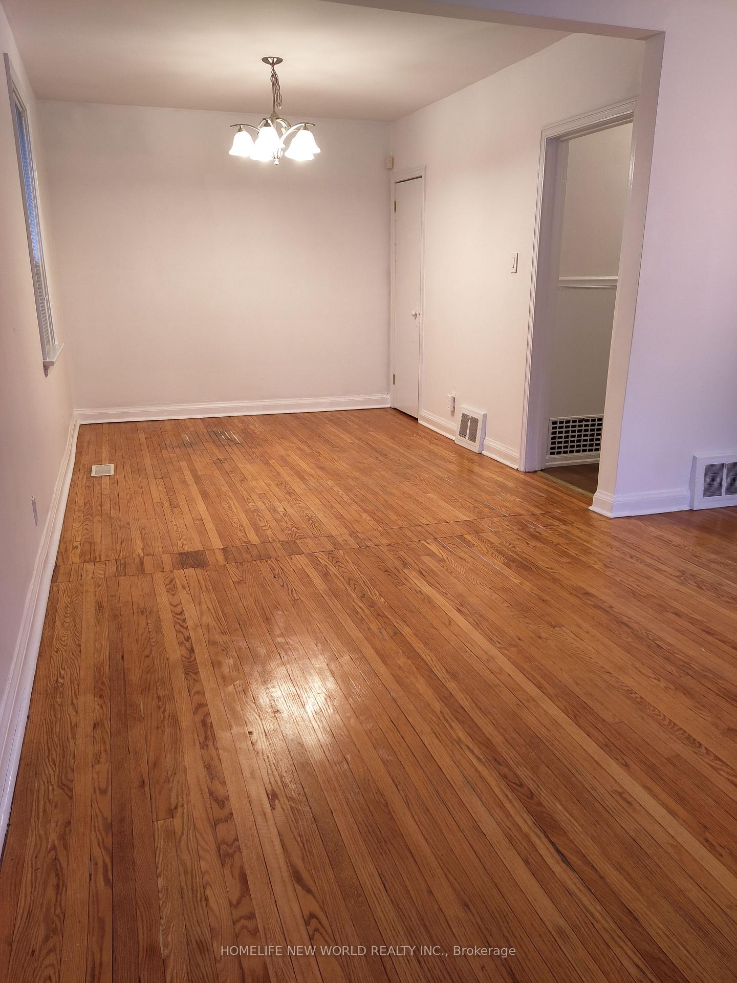 Photo 3 of Unit Gr, 2nd, 17 Bonnington Place, North York, Willowdale East — HOMEH