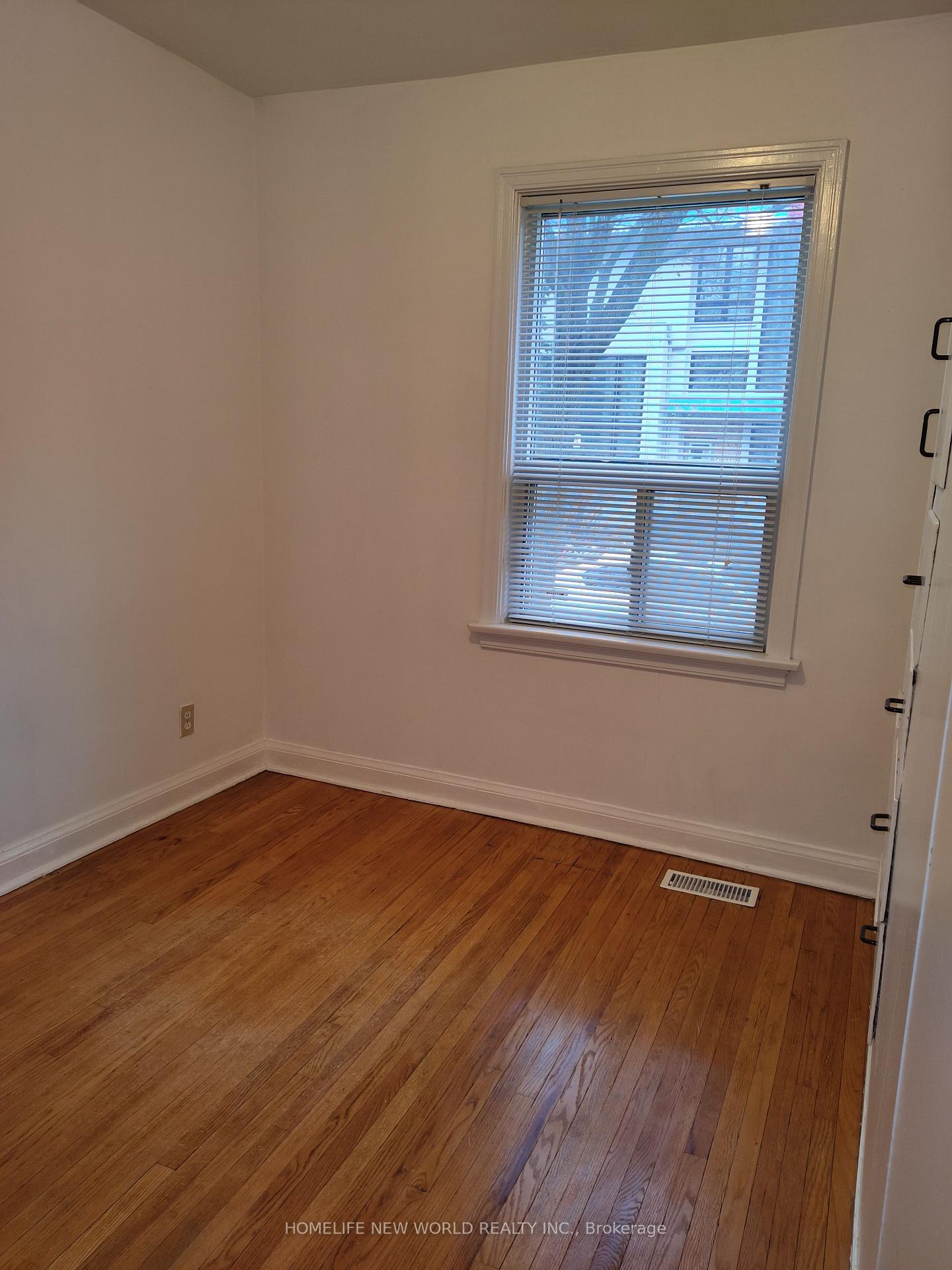 Photo 5 of Unit Gr, 2nd, 17 Bonnington Place, North York, Willowdale East — HOMEH