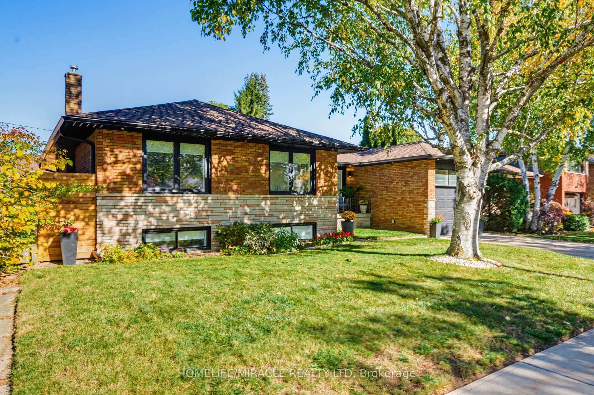 Photo 2 of 8 Laurelwood Crescent, Etobicoke, Willowridge-Martingrove-Richview — HOMEH