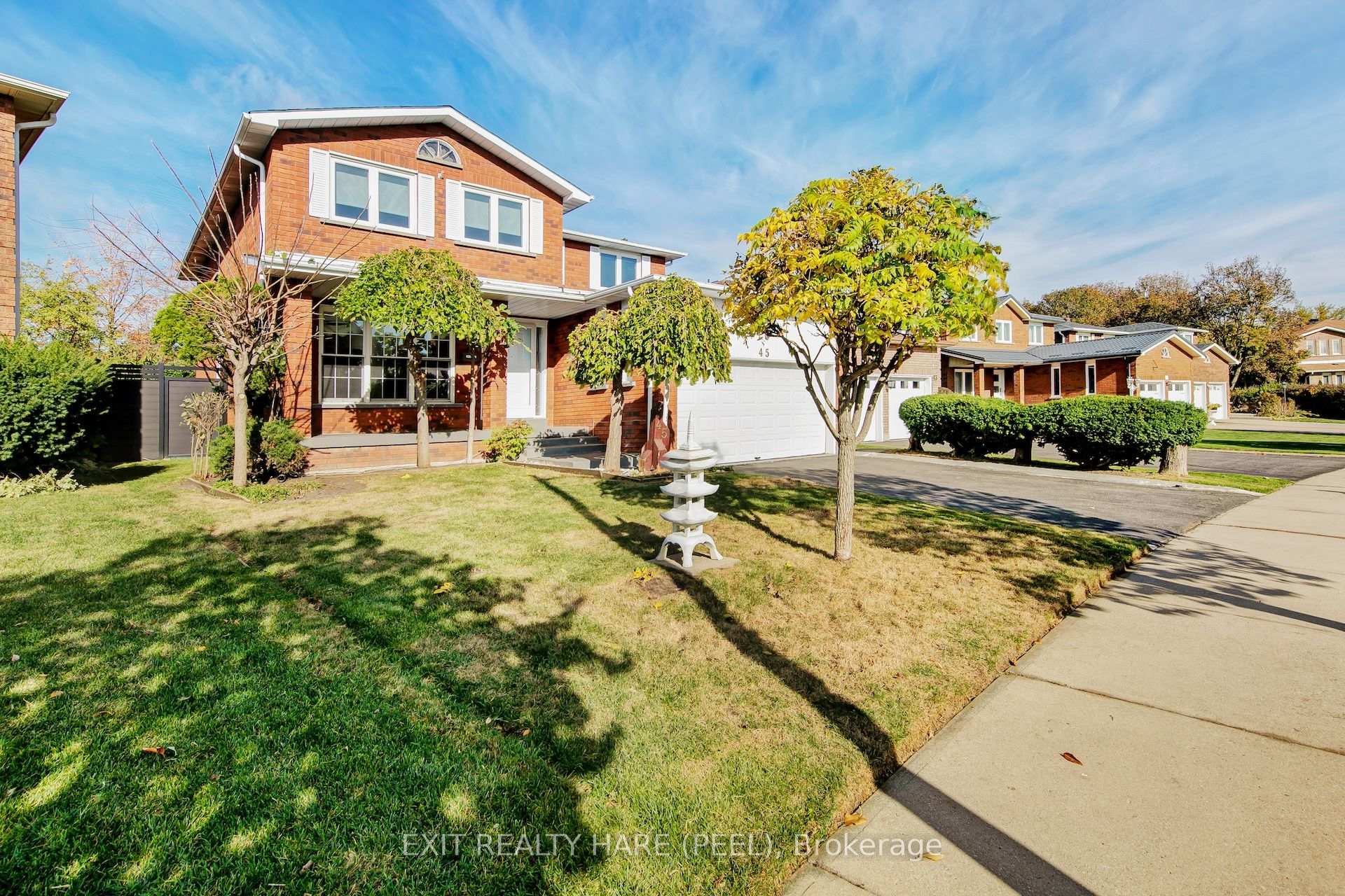 Photo 3 of 45 Mossbank Drive, Brampton, Fletcher's Creek South — HOMEH