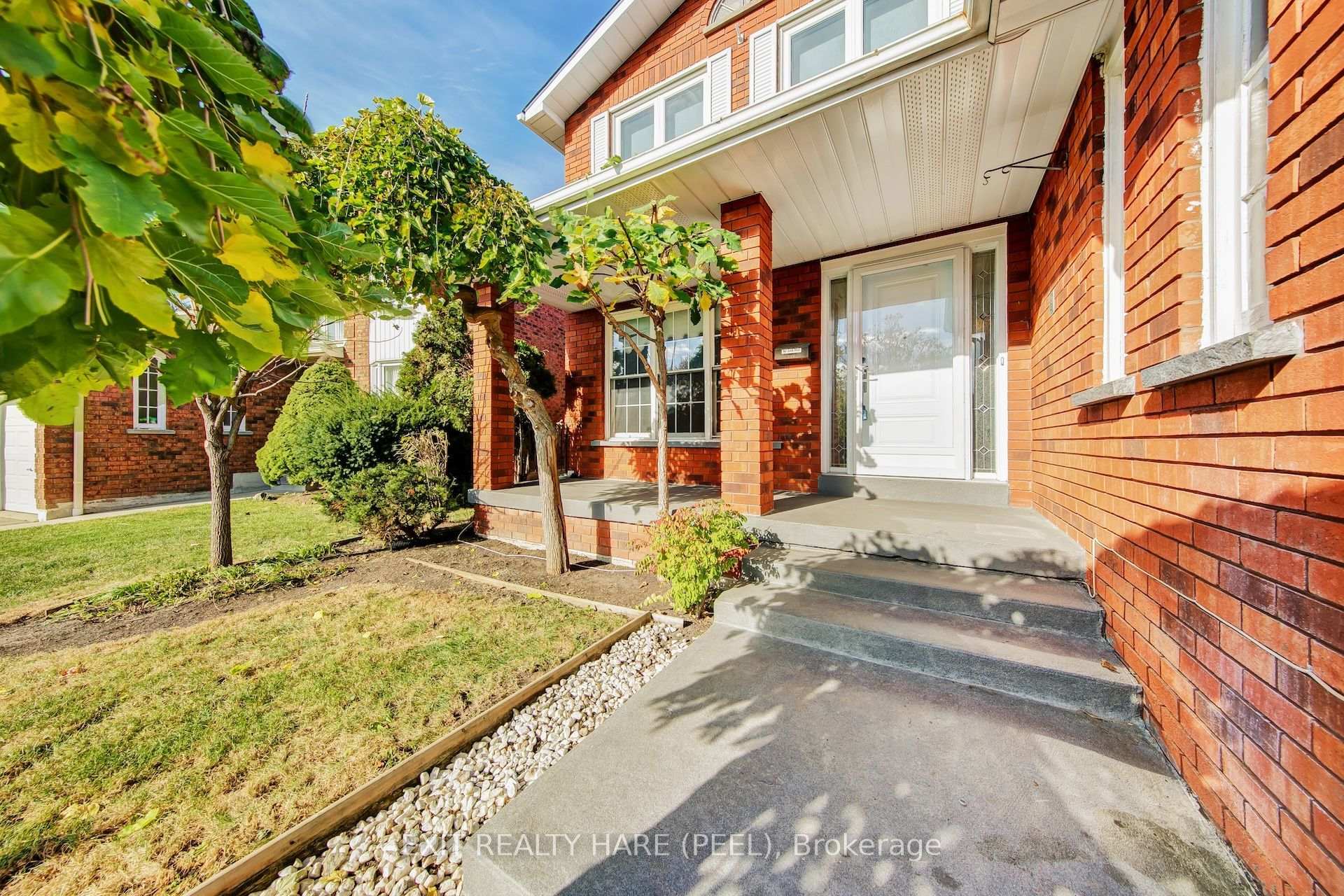 Photo 4 of 45 Mossbank Drive, Brampton, Fletcher's Creek South — HOMEH