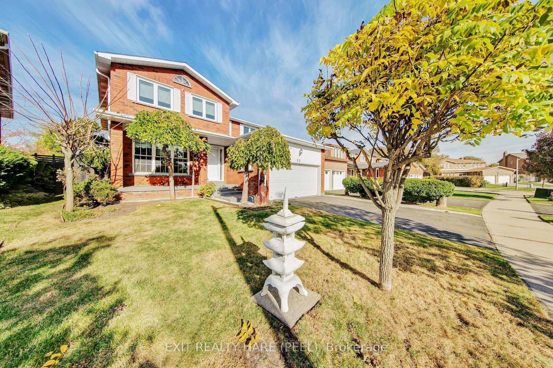 Photo 5 of 45 Mossbank Drive, Brampton, Fletcher's Creek South — HOMEH