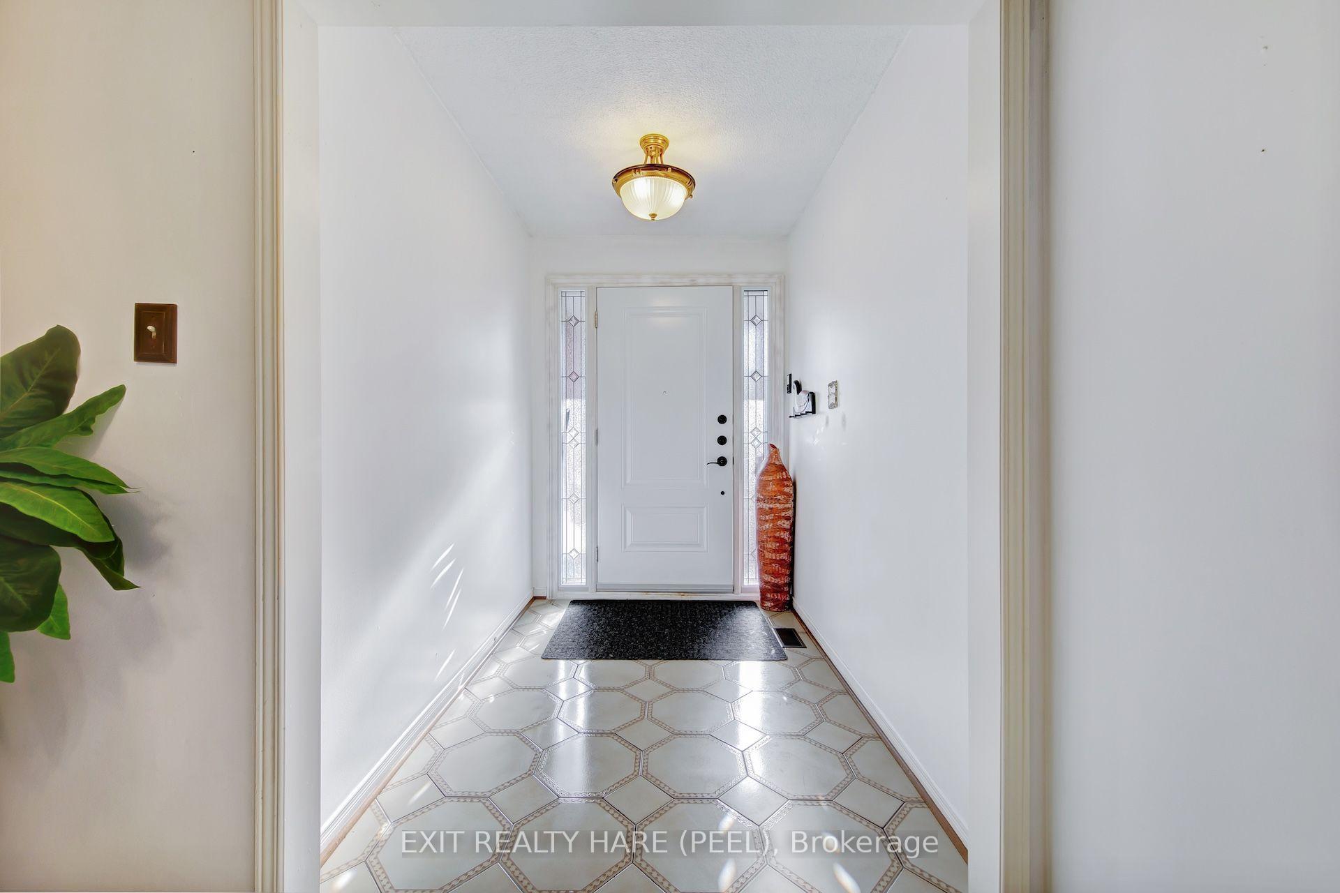 Photo 7 of 45 Mossbank Drive, Brampton, Fletcher's Creek South — HOMEH
