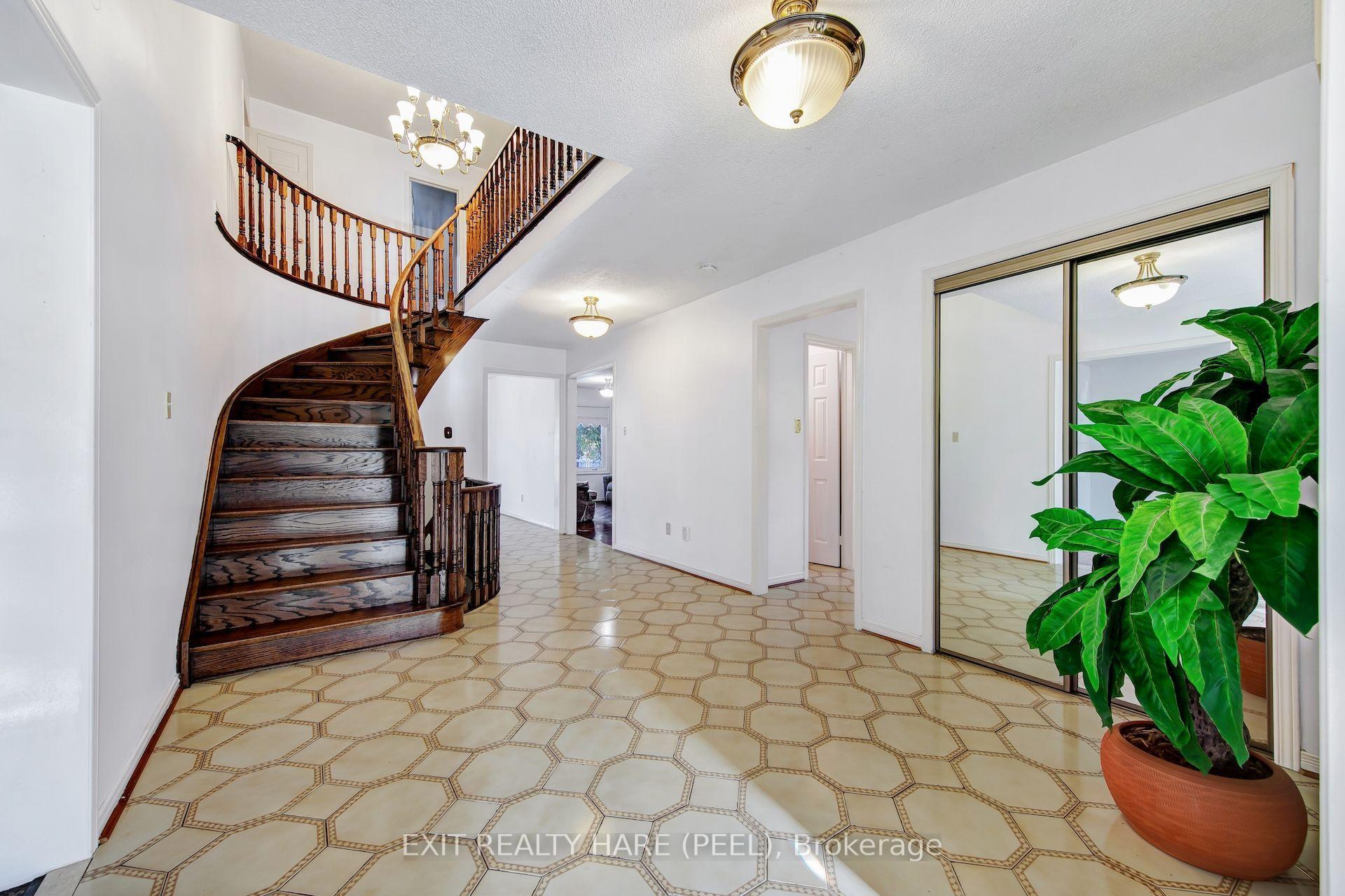 Photo 10 of 45 Mossbank Drive, Brampton, Fletcher's Creek South — HOMEH