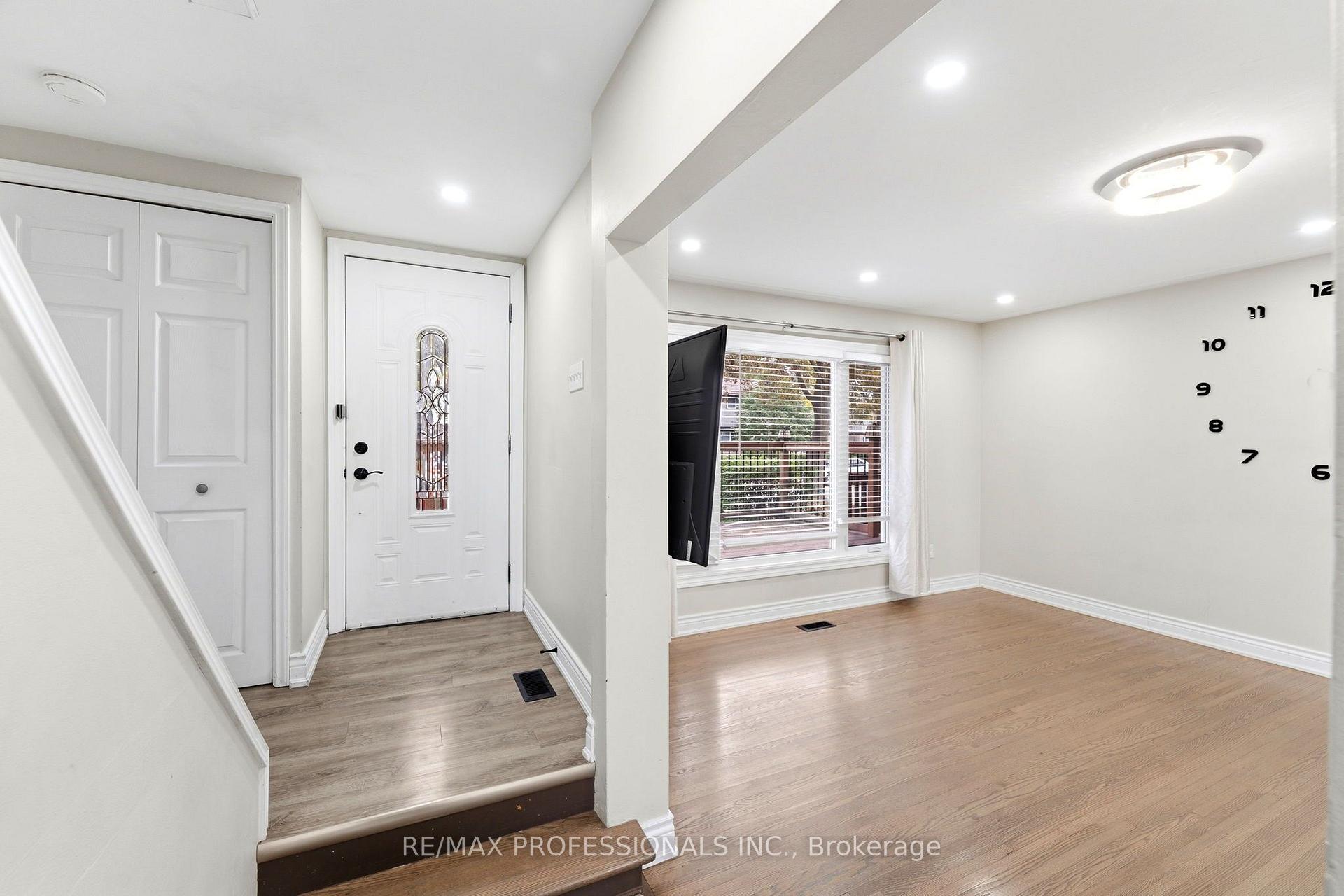 Photo 3 of Unit Main Level, 46 Lilacside Drive, Hamilton, Thorner — HOMEH