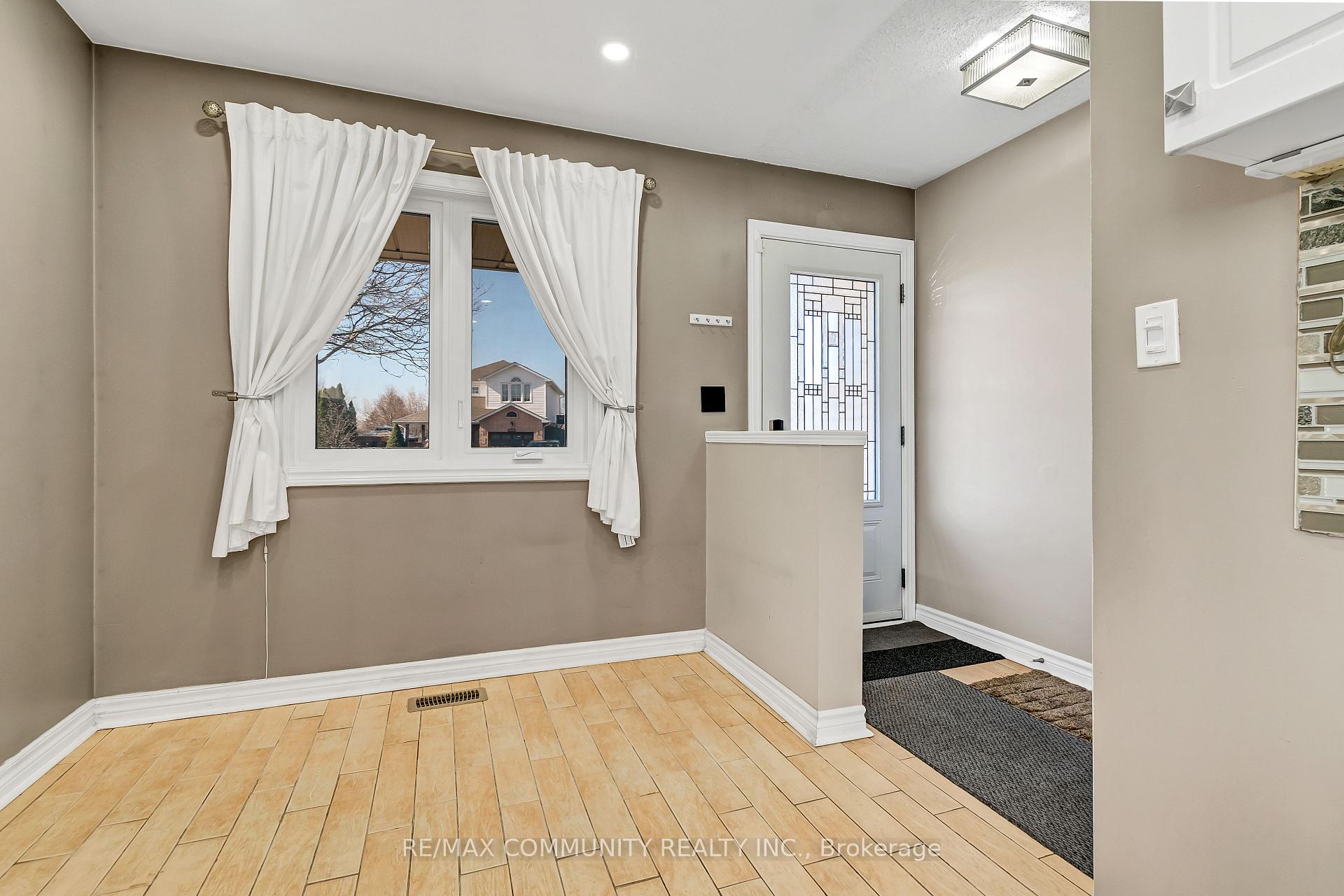 Photo 3 of 1376 Trowbridge Drive, Oshawa, Centennial — HOMEH