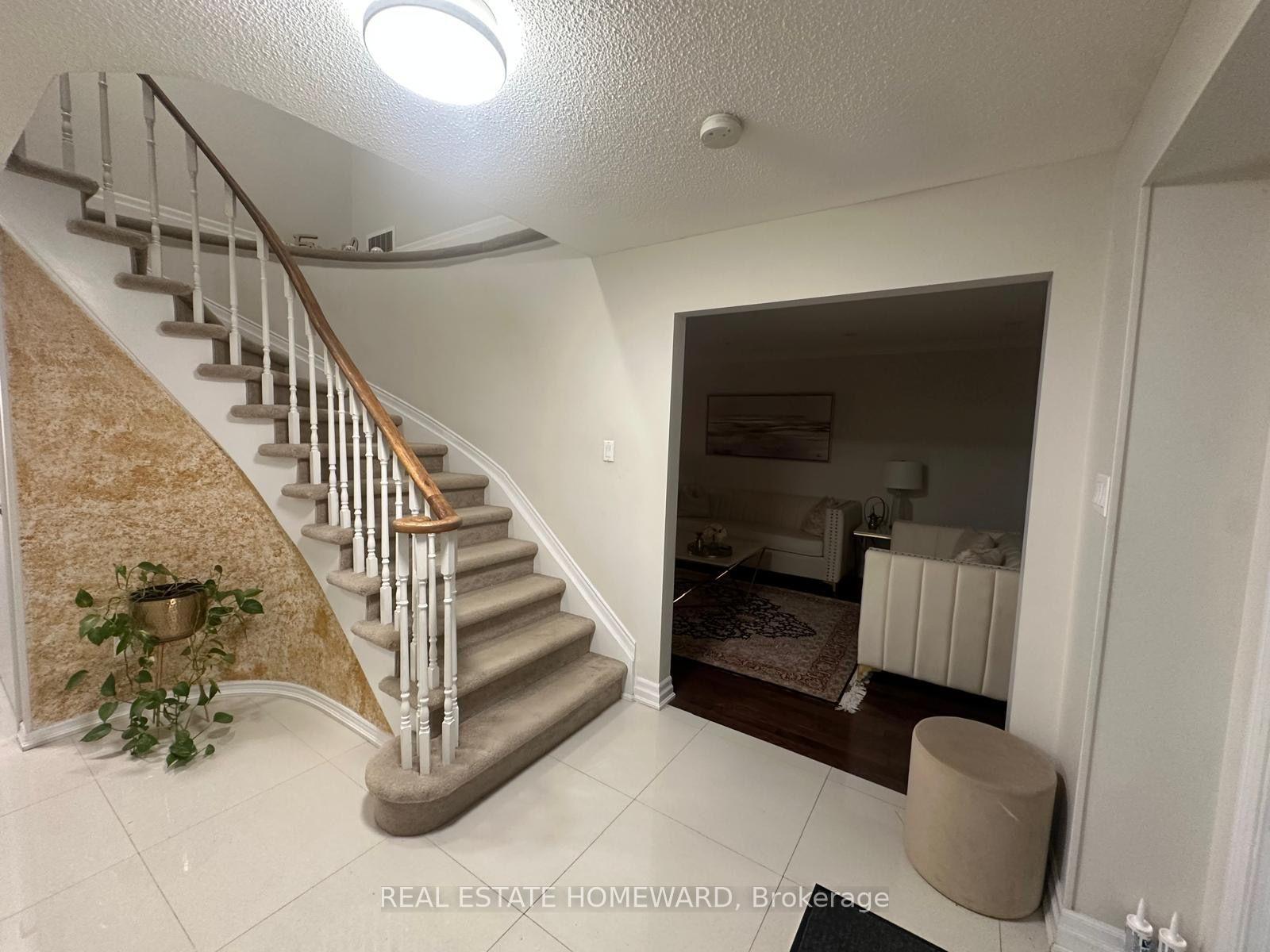 Photo 9 of 784 Hill Gate, Newmarket, Huron Heights-Leslie Valley — HOMEH