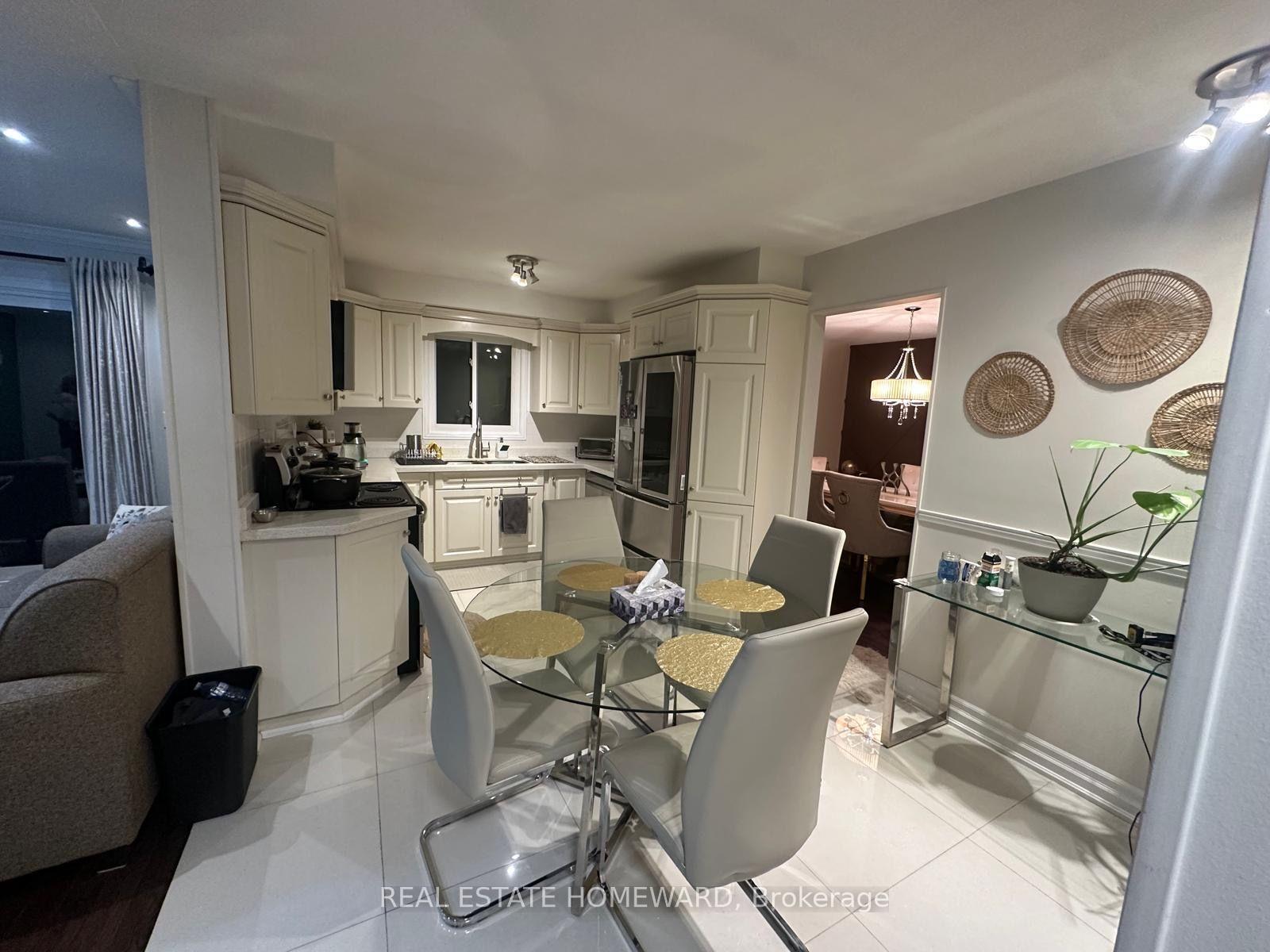 Photo 12 of 784 Hill Gate, Newmarket, Huron Heights-Leslie Valley — HOMEH