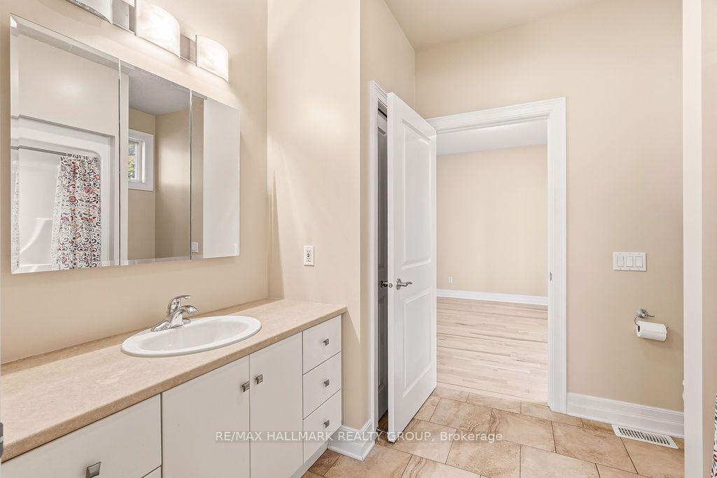 Photo 13 of 5 Oriole Drive, Ottawa, Rothwell Heights — HOMEH