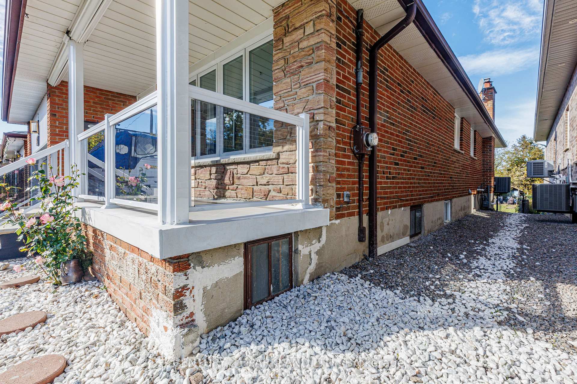 Photo 3 of 22 Gatesview Avenue, Scarborough, Scarborough Village — HOMEH