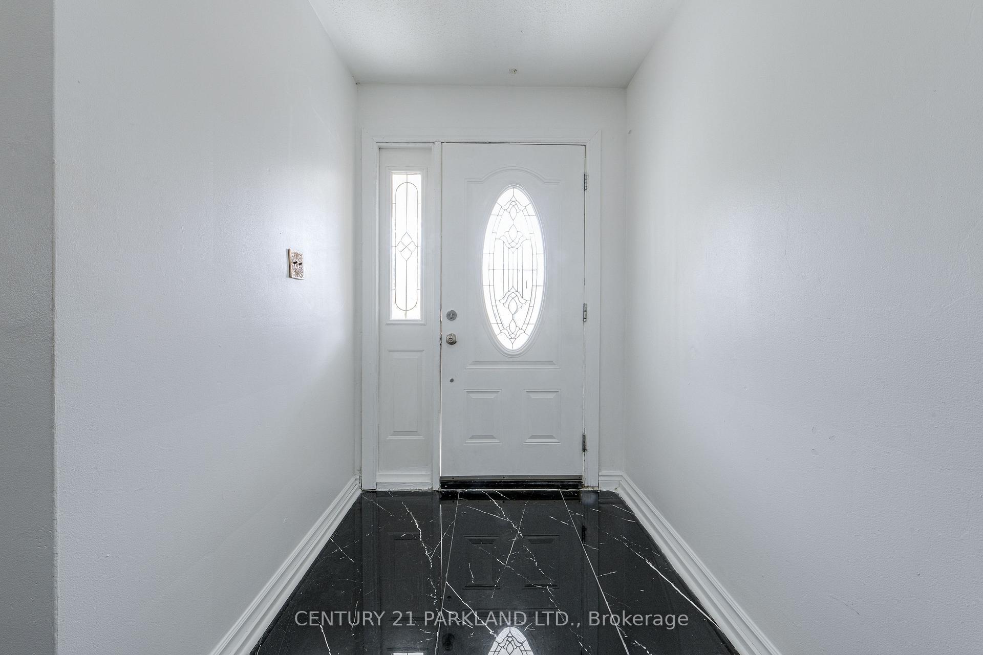 Photo 4 of 22 Gatesview Avenue, Scarborough, Scarborough Village — HOMEH