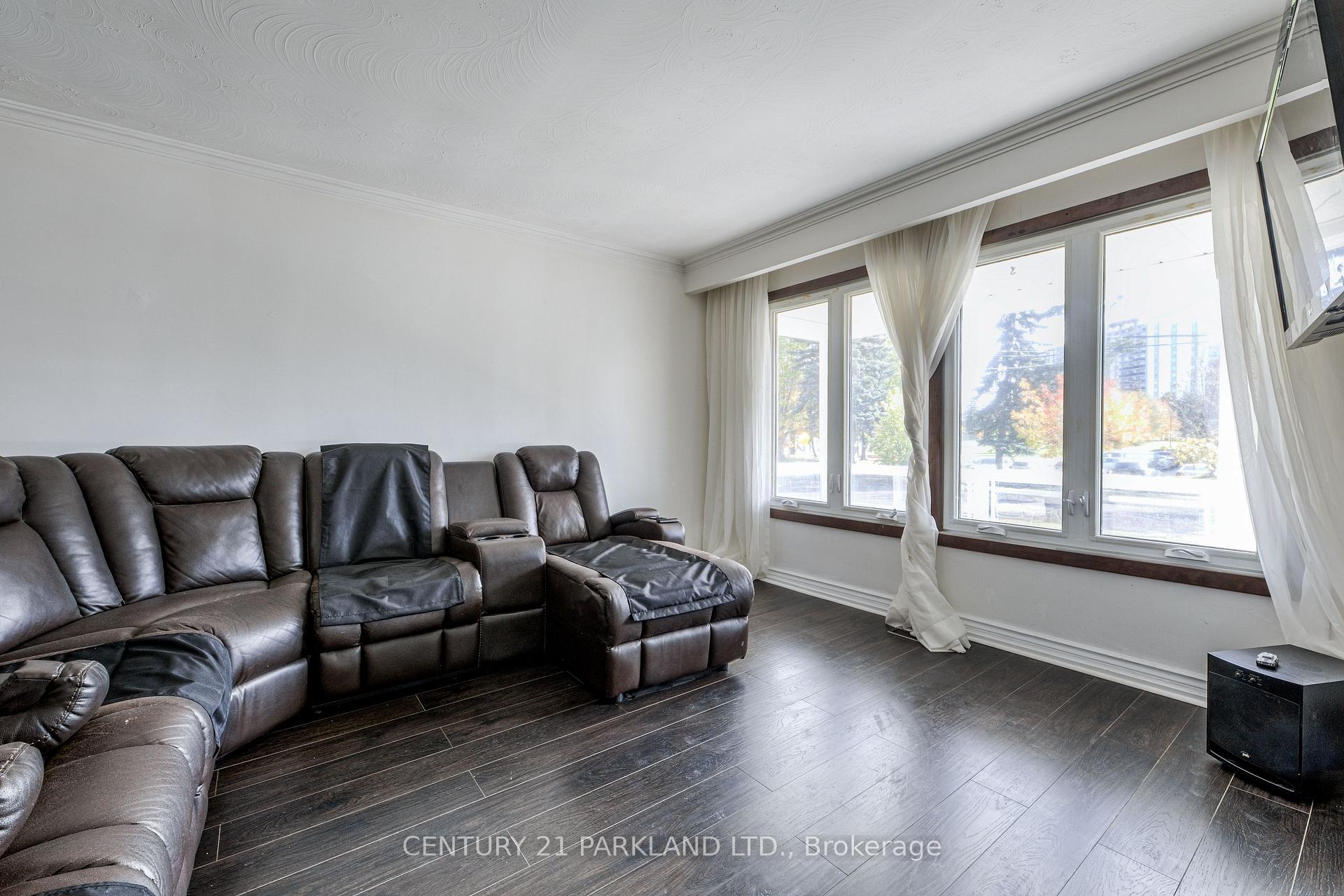 Photo 5 of 22 Gatesview Avenue, Scarborough, Scarborough Village — HOMEH