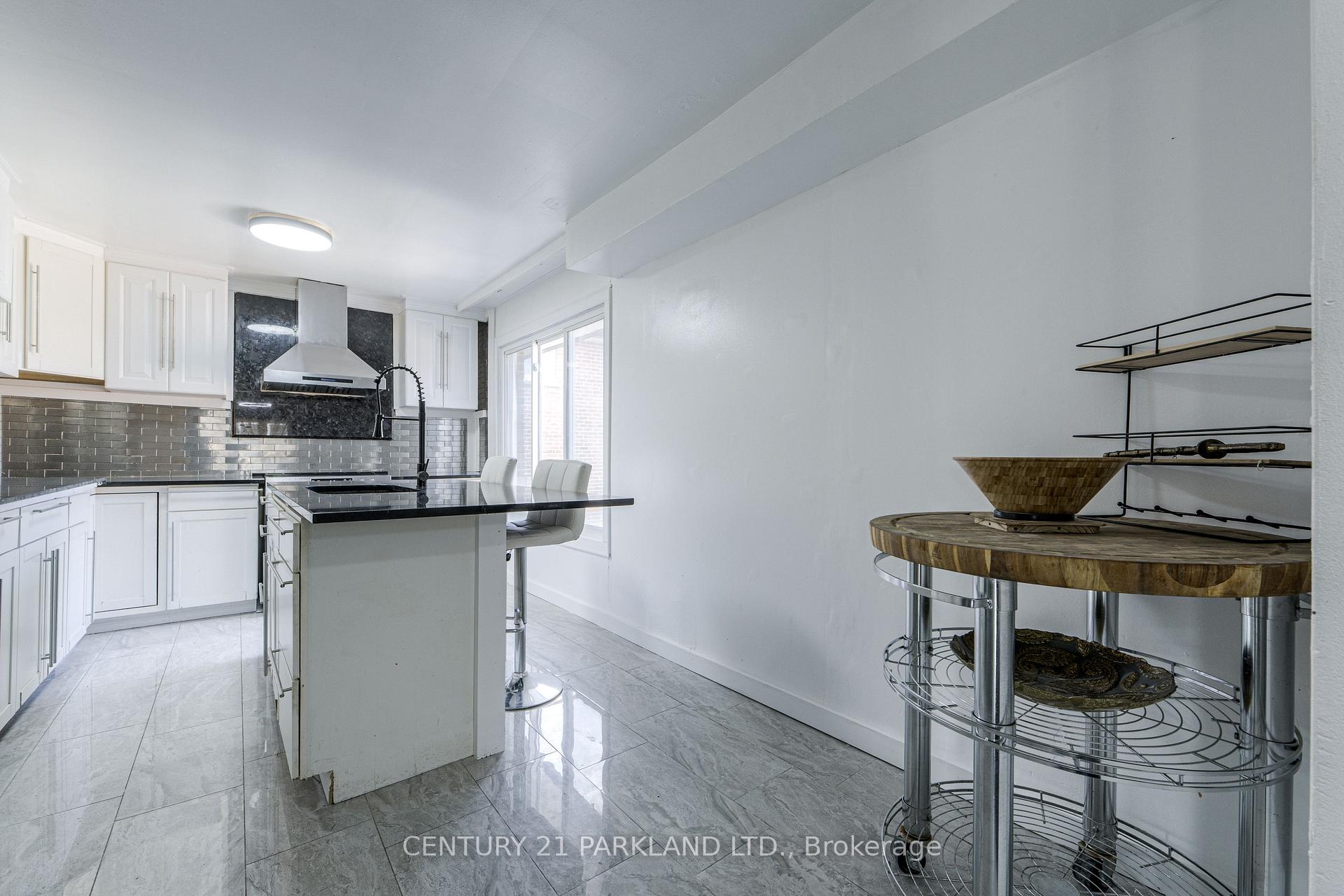 Photo 12 of 22 Gatesview Avenue, Scarborough, Scarborough Village — HOMEH