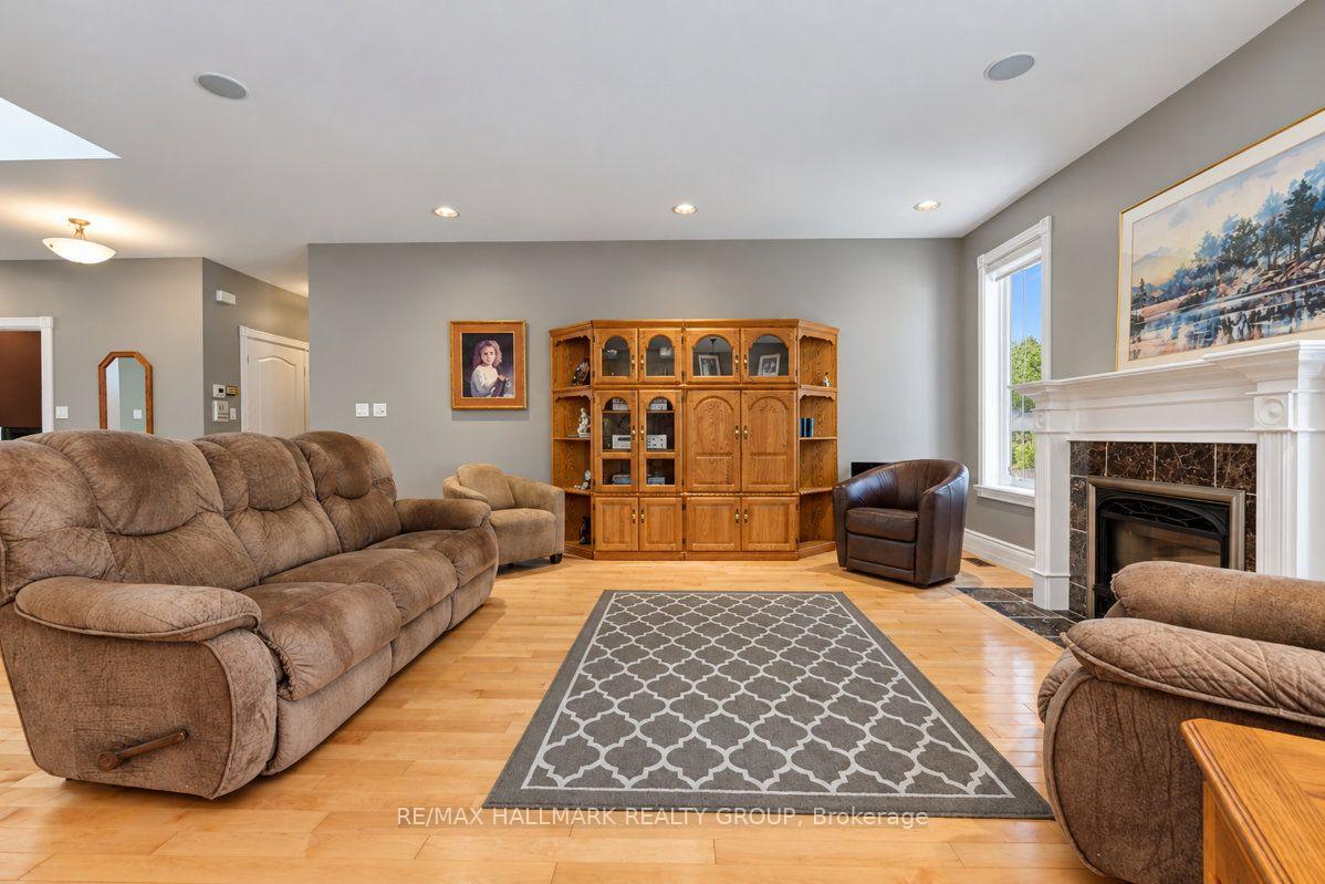 Photo 8 of 1496 Maxime Street, Ottawa, Pineview — HOMEH